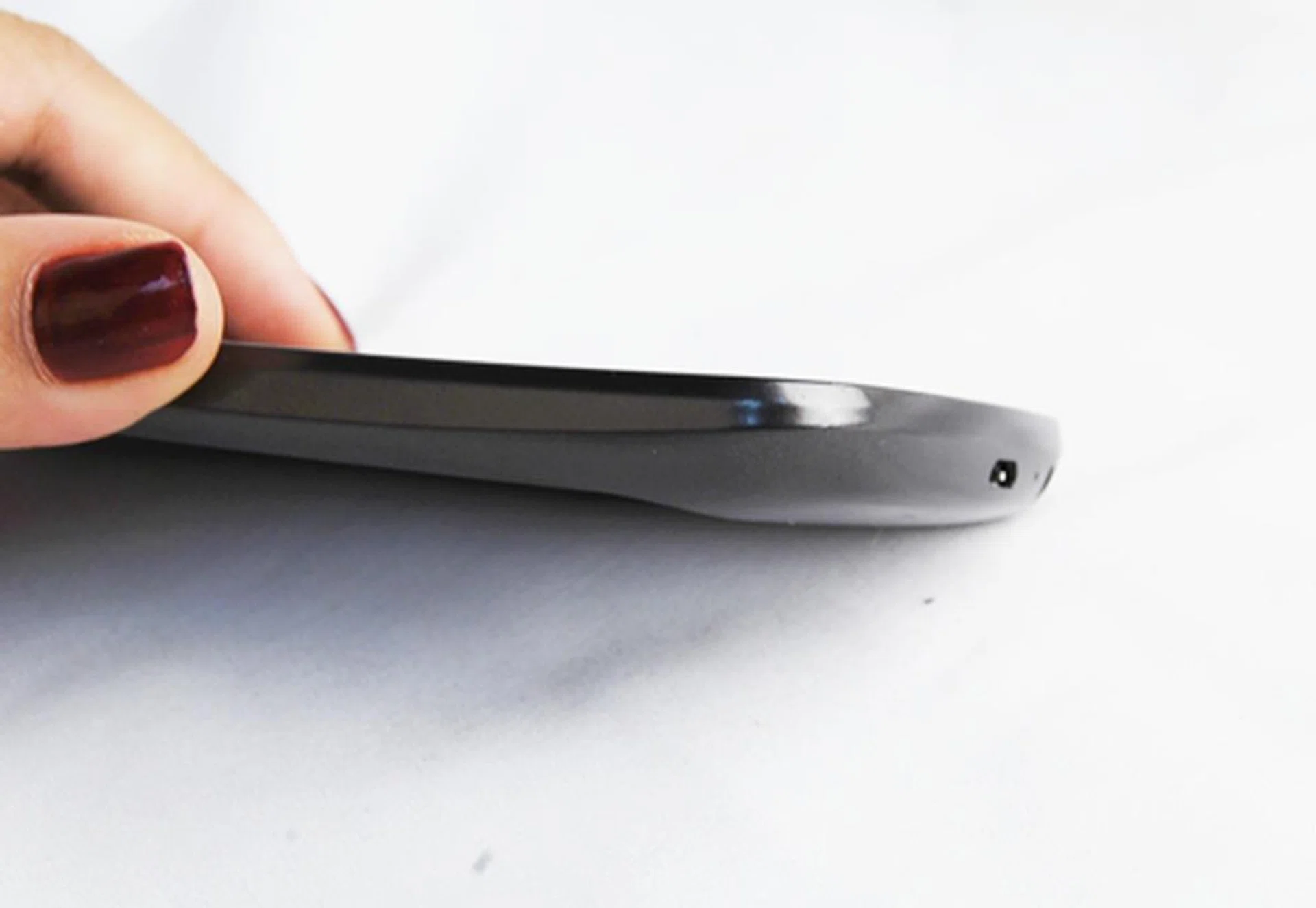 Like its predecessor, the Galaxy Nexus comes with a slight curve at the bottom which proves to be ergonomic. Especially if one is holding it to the ear while having a photo conversation.