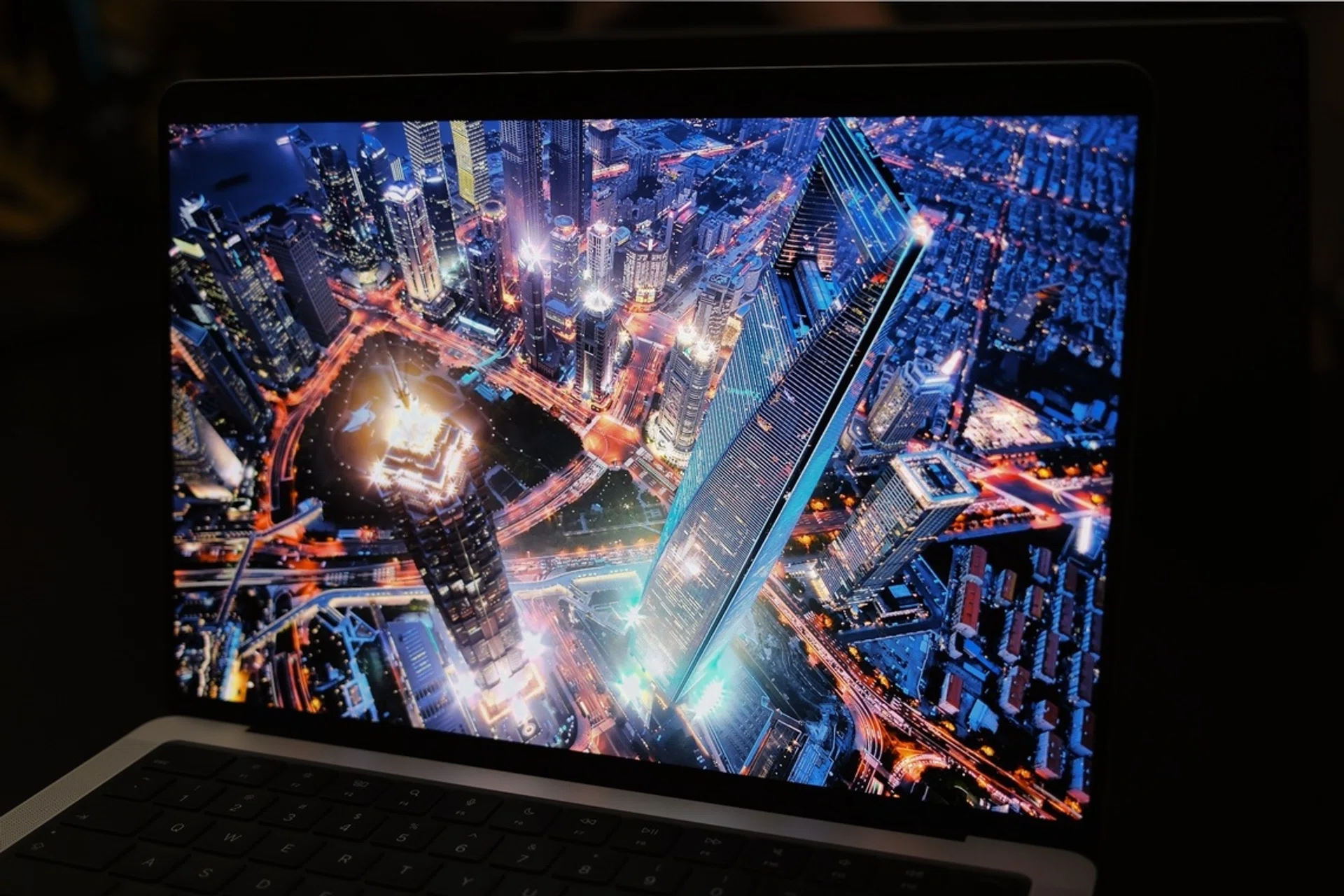 Apple MacBook Pro with PROLED XDR Display display demo