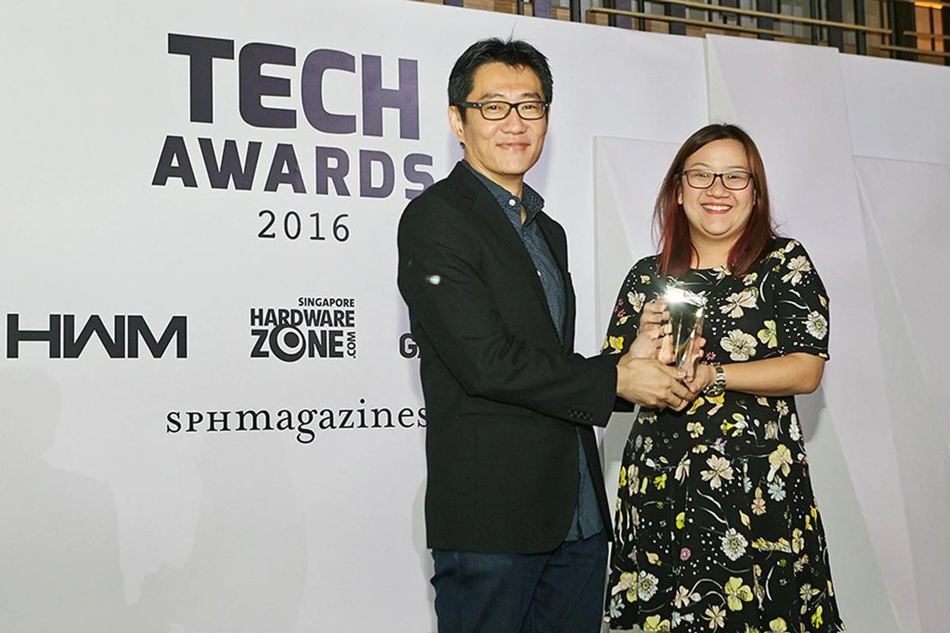 Bose is the winner of three awards, including Editor's Choice for Best Multi-room Audio System, and Readers' Choice for Best Home Theater System Brand and Best Wireless Speakers Brand. Here's Ms. Foong Wei Yi from Atlas Sound & Vision, accepting the award on behalf of Bose.