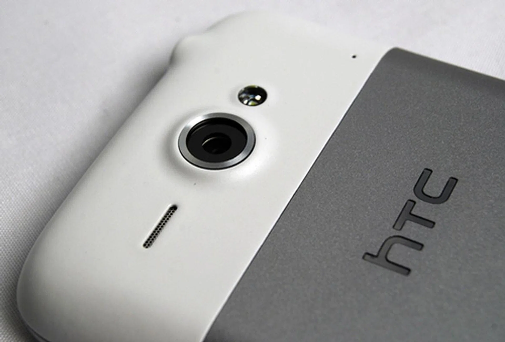 You can find the speaker, 5-megapixel camera and LED flash at the top rear section of of the HTC ChaCha.