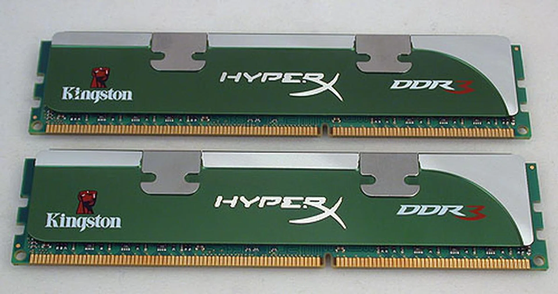 Kingston's LoVo series appears to use the same heat spreader as its other HyperX memory modules (Genesis series). Except for the choice of green to represent its eco-friendly status. 