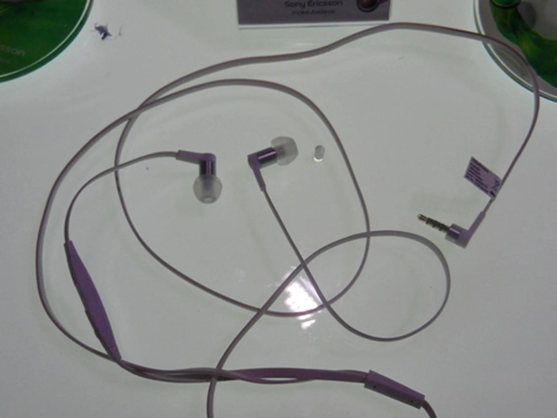 Sony Ericsson claims that the LiveSound hi-fi headset provides the best possible audio experience in a stylish design.