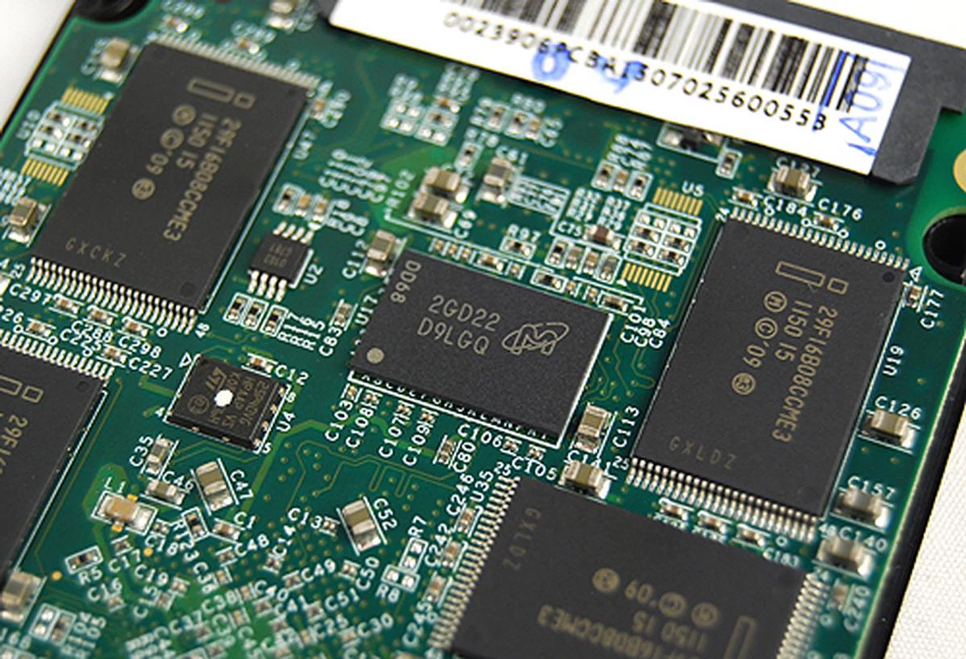 Flipping the PCB over, we see another eight NAND chips and an additional 512MB DDR3-800 cache chip from Micron Technology.