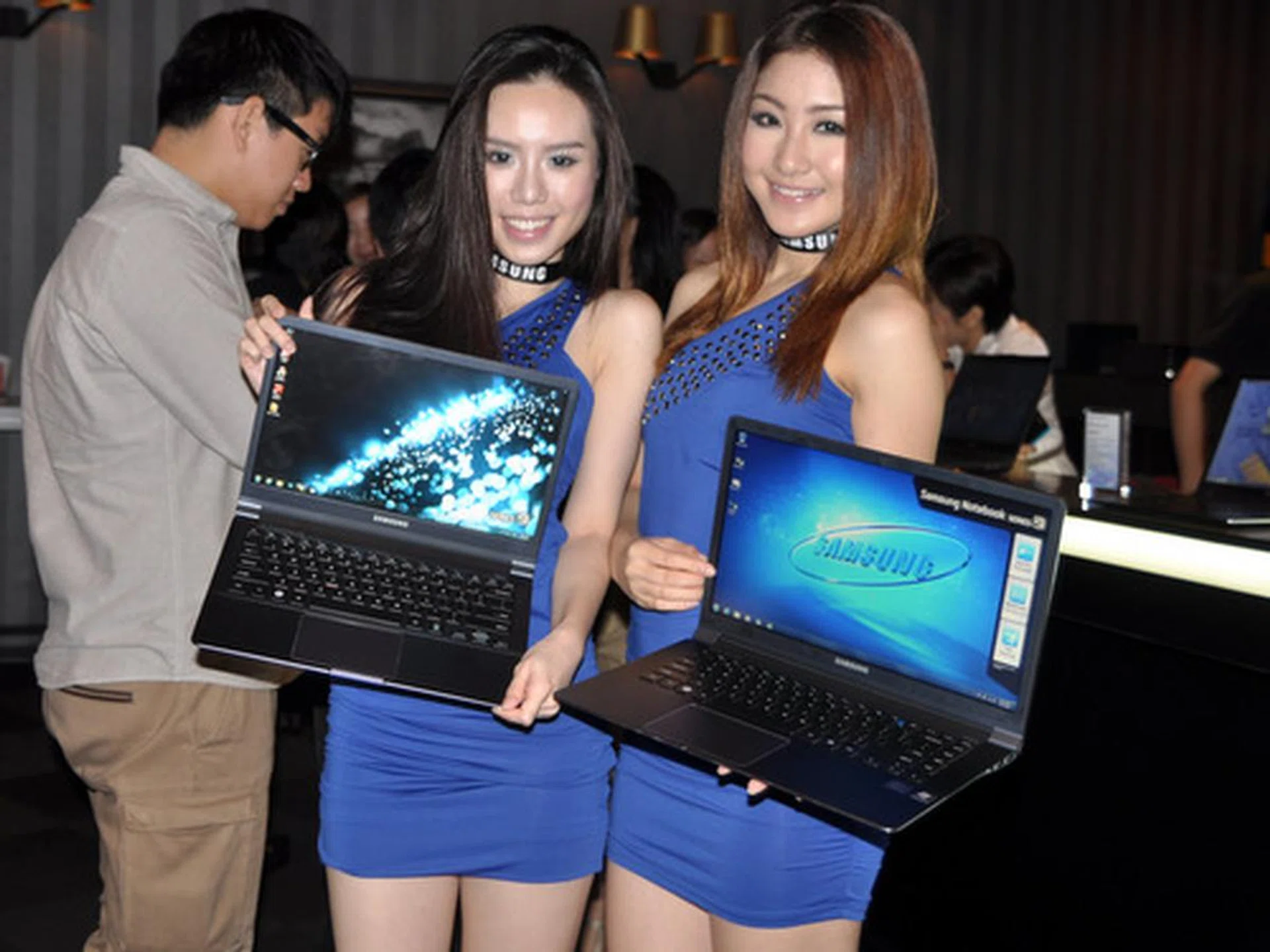 Just like the two beautiful models here, the Series 9 will come in two sizes and dual color options. There will be a 13.3-inch edition that comes in black aluminum, and a couple of 15-inch models that come dressed in silver magnesium or black aluminum.