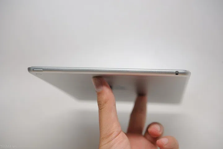 The iPad Air 2 might be even thinner than last year's Air. Photo by Tinhte.vn
