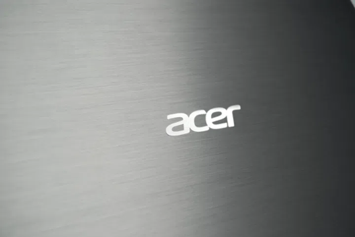 The brushed metal lid is not only very easy on the eyes, it also repels fingerprints. Its Zen aesthetics make it suitable for both the office and the local cafe.