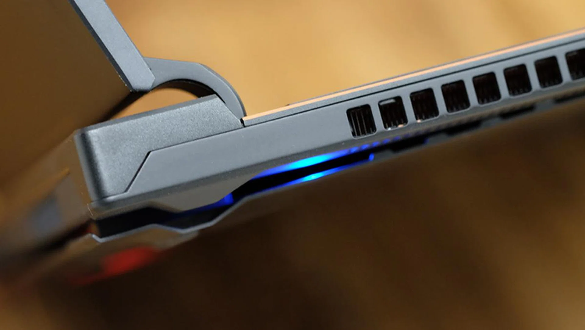 The bottom cracks open when the lid is raised.