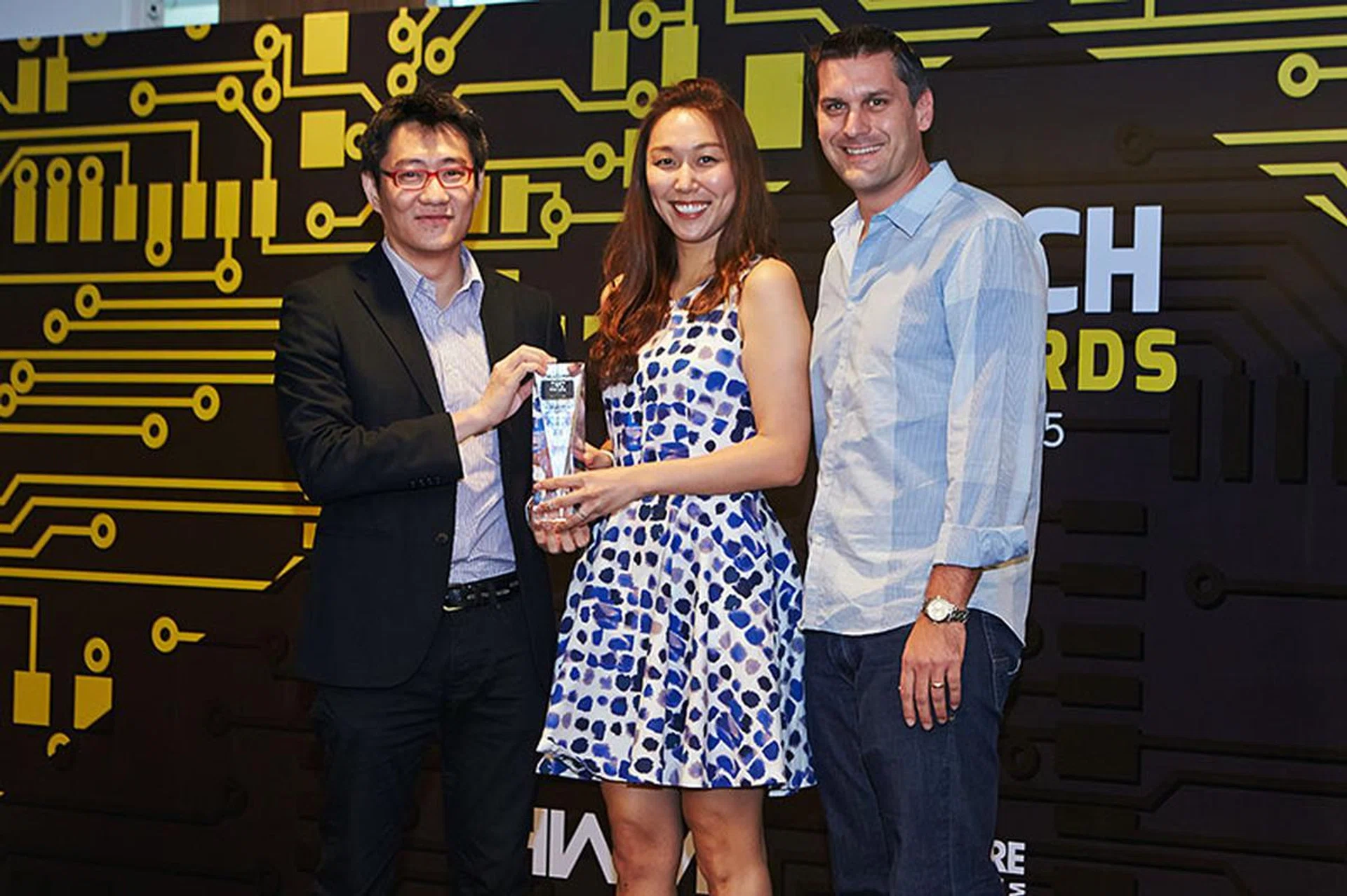 AMD's Radeon R9 295X2 is our Editor's Choice winner for Best Graphics Card. Receiving the trophy from the hands of HWM editor Zachary Chan is Ms. Sophia Hong, AMD APJ Regional PR Manager, and Mr. Derek Reaves, AMD APJ Component Sales Director.
