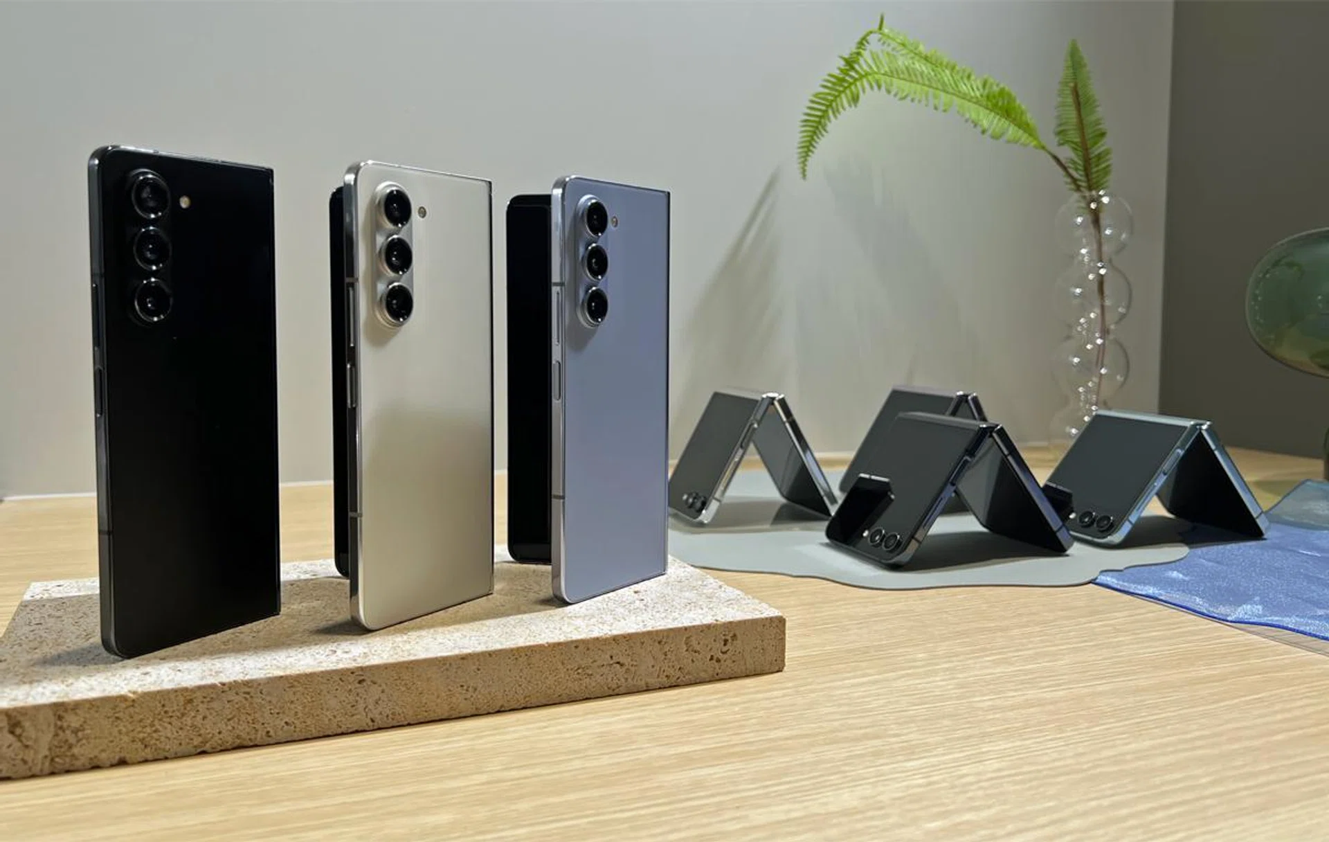 Samsung Galaxy Z Fold5 (left).
