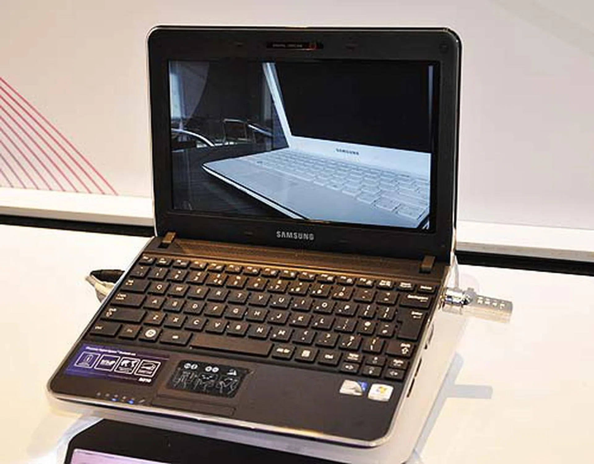 Jazz up your mobile lifestyle with the 10.1-inch Samsung N210 netbook, which features up to 12 hours of usage time and sports a pretty crystal pattern design that should attract the eyes of everyone in the vicinity.