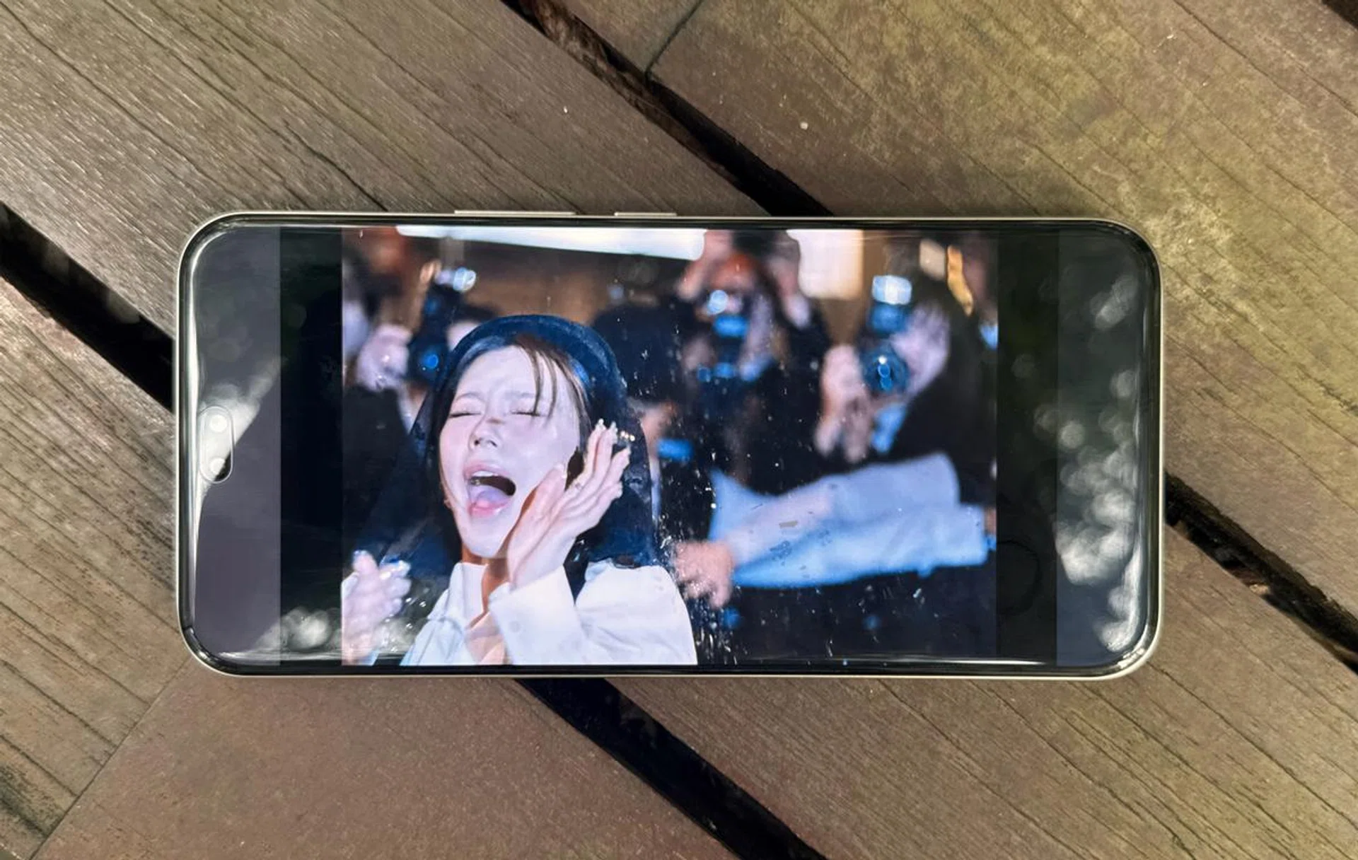 Outdoors, but not under direct sunlight. Honor 400 Pro. Photo: HWZ.