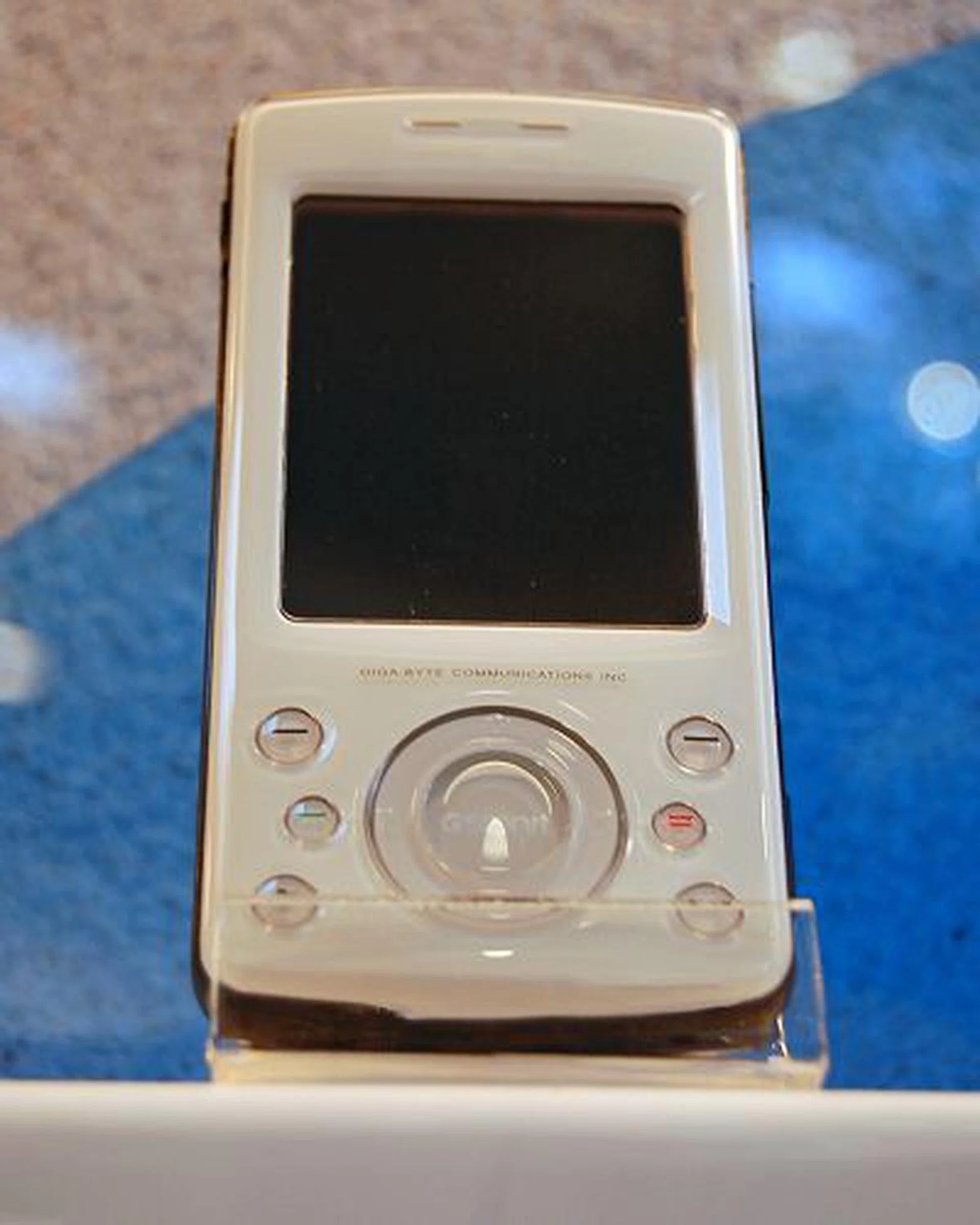  Touted to be the world's first DVB-T/H tri-band mobile phone, here are the features of the t600: DVB-T, DVB-H, T-DMB, DAB, 2MP camera with video recording, TV-out, Bluetooth 2.0, mini USB 2.0, WiFi 802.11b/g, Micro SD expansion slot, 2.6-inch 260K TFT LCD touch screen (640x480), 256MB ROM, 96MB RAM, Intel PXA270 520MHz processor and uses the Windows Mobile 6 Professional OS.  