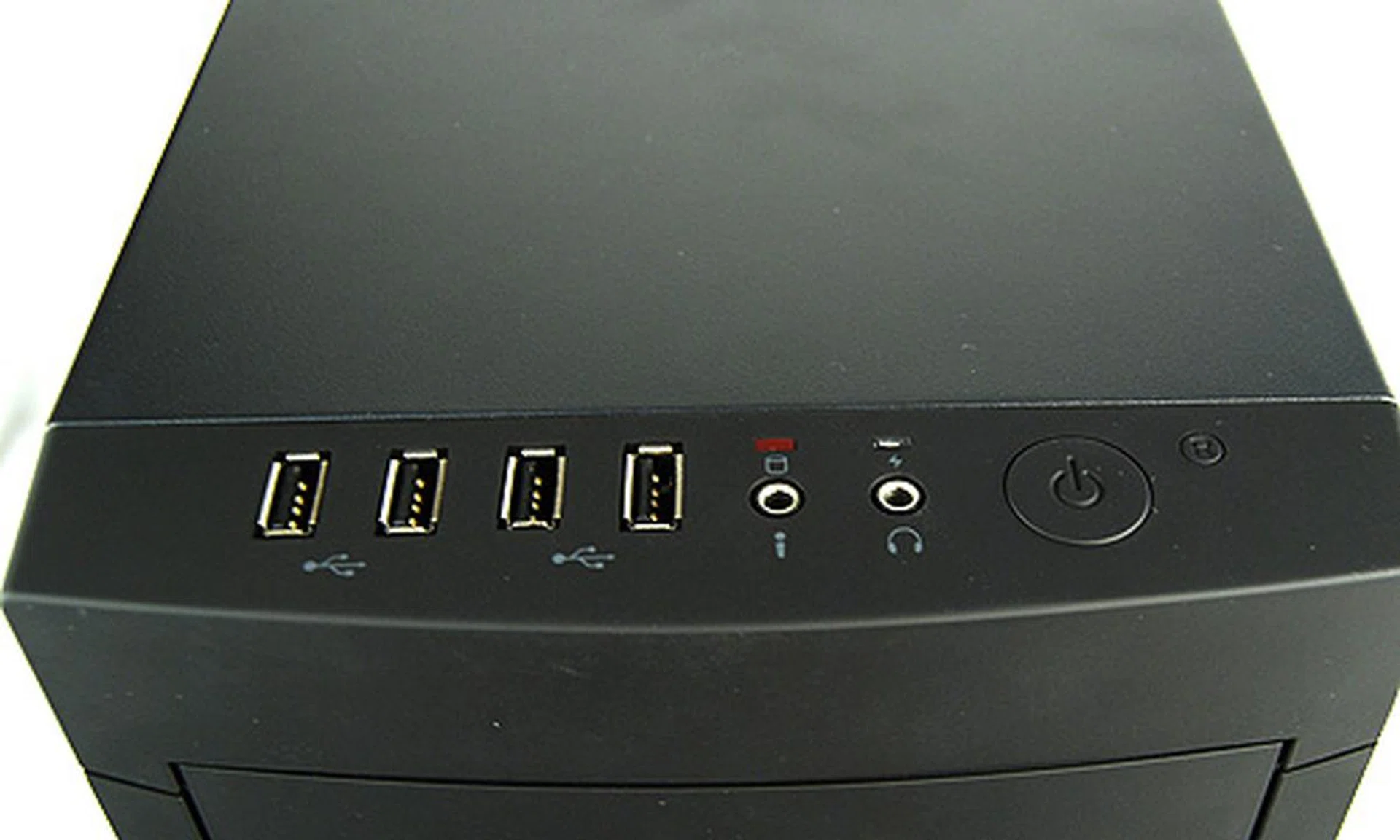 For front panel connectivity, the Outlaw offers four USB 2.0 ports (no USB 3.0 sadly) and the usual power/reset buttons, headphones and microphone jacks.