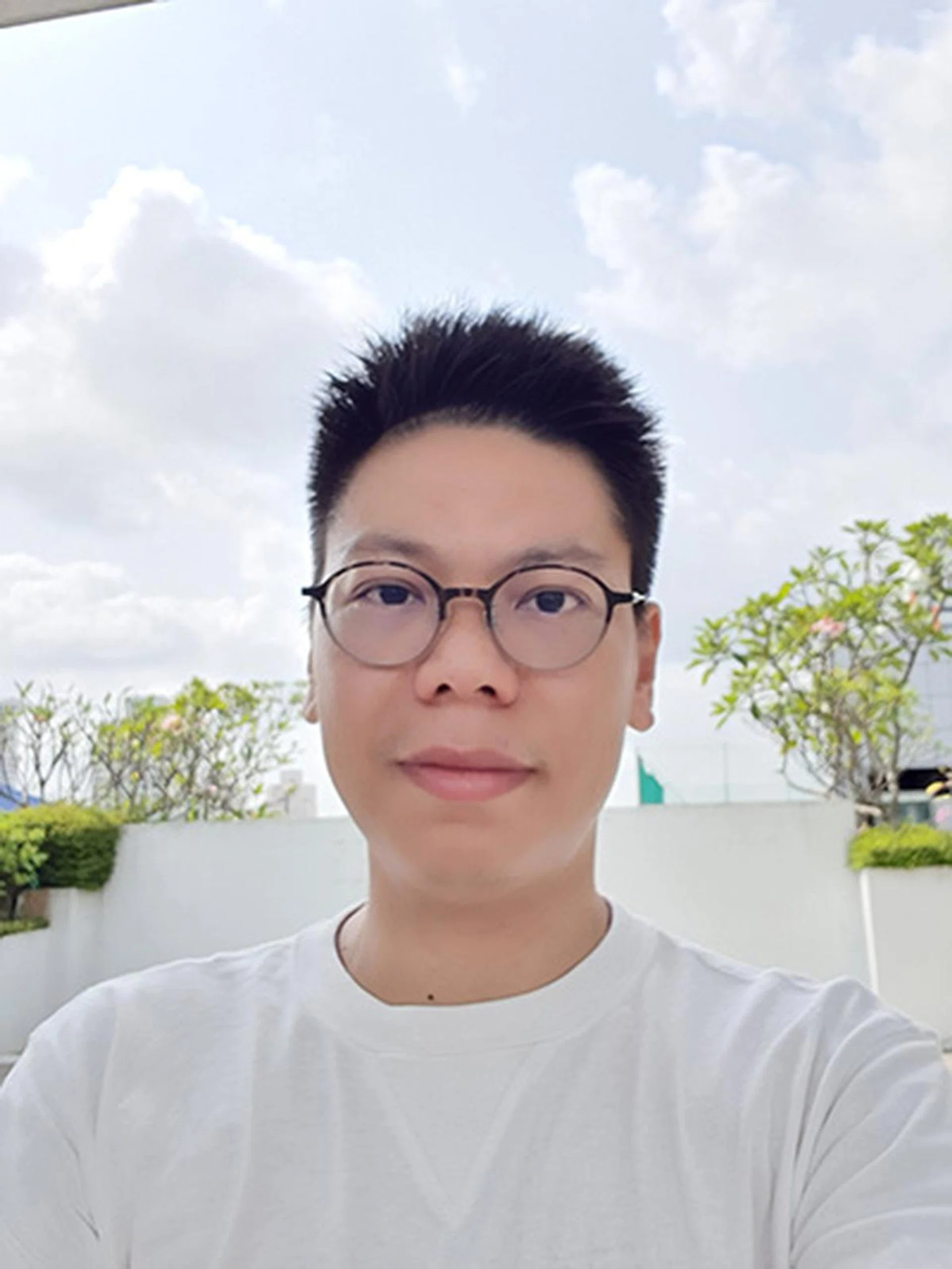 Galaxy Note10 backlit selfie capture. (Click for full resolution image)