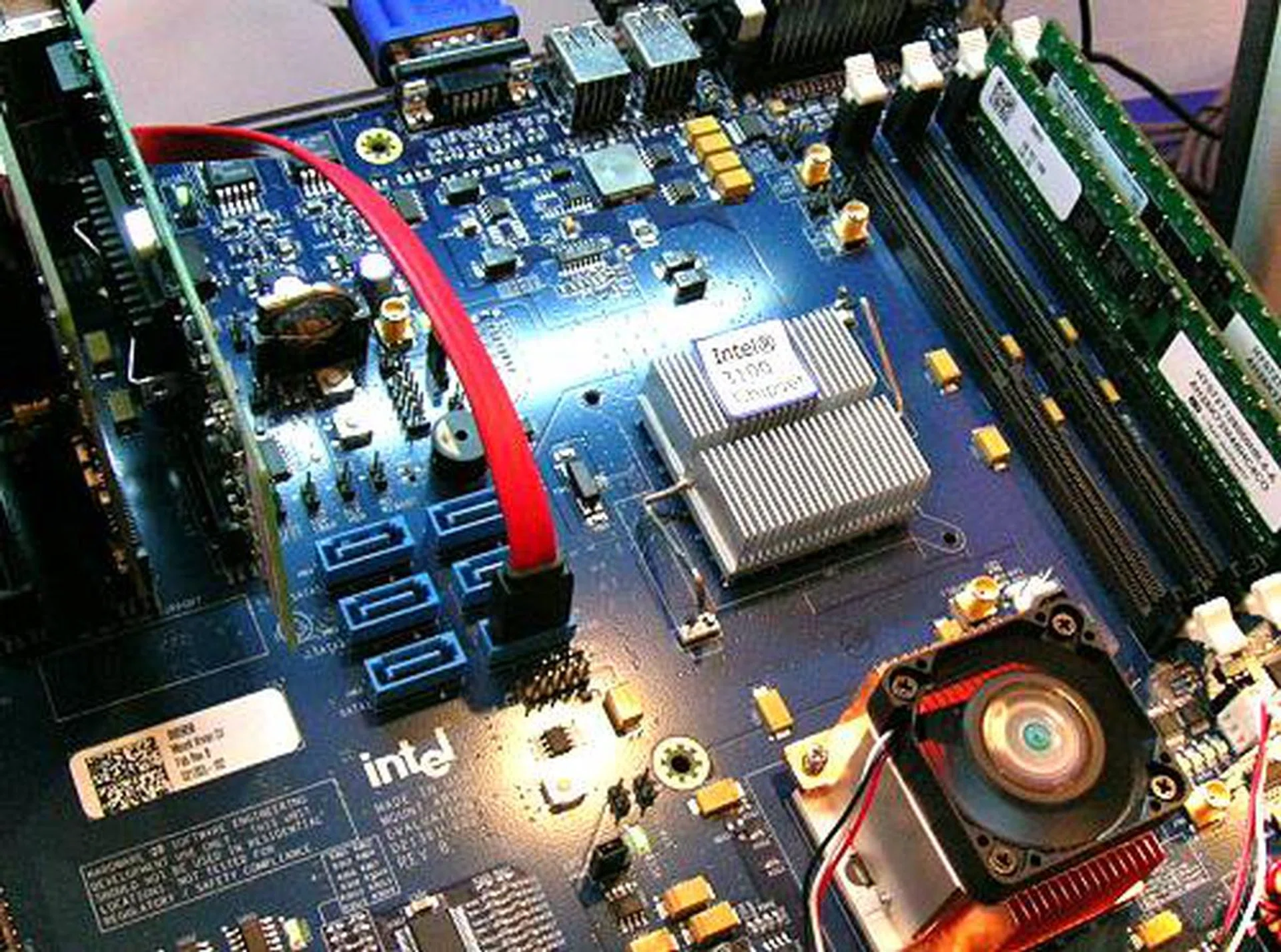 Another interesting showcase at Intel was this dual integrated chipset demo, showing their capability of integrating two chips into one package.