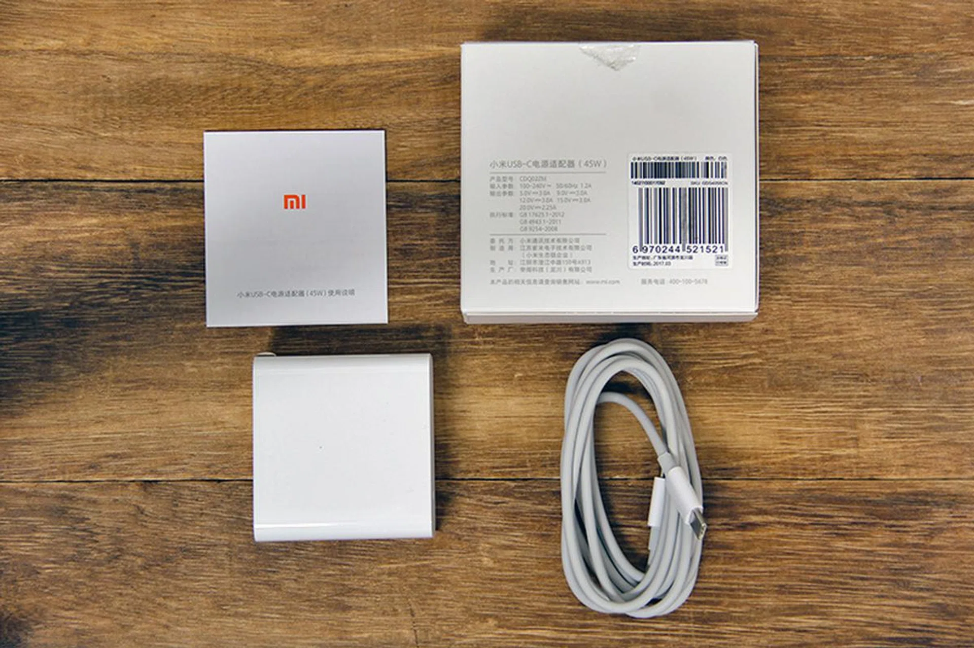 The bundled 1.5m USB-C-to-C cable is unmarked, but looking at the specs of the adapter, the cable is more likely to be rated at 3A than 5A.