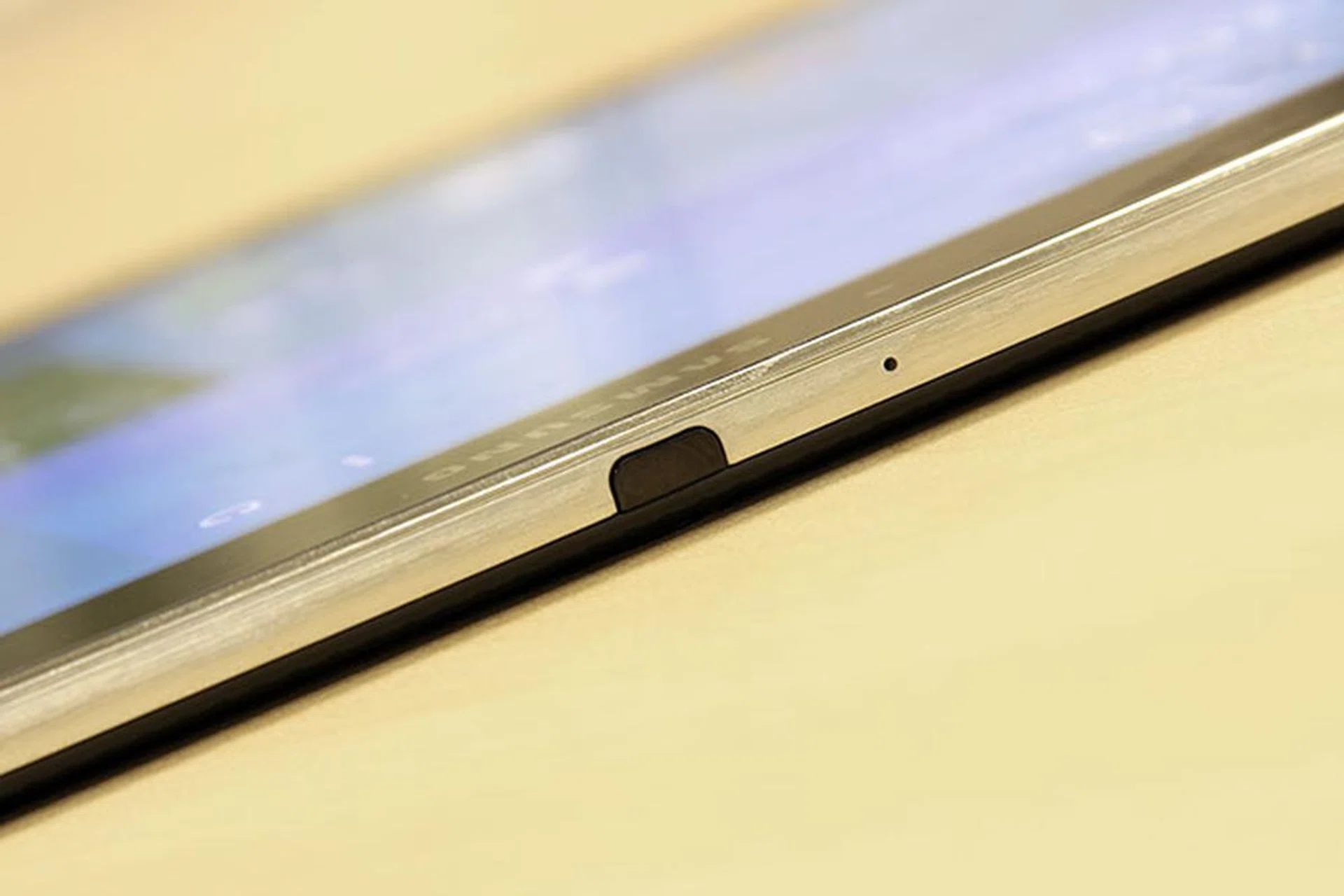 Yup, the IR blaster is still here, at the crown of the tablet.
