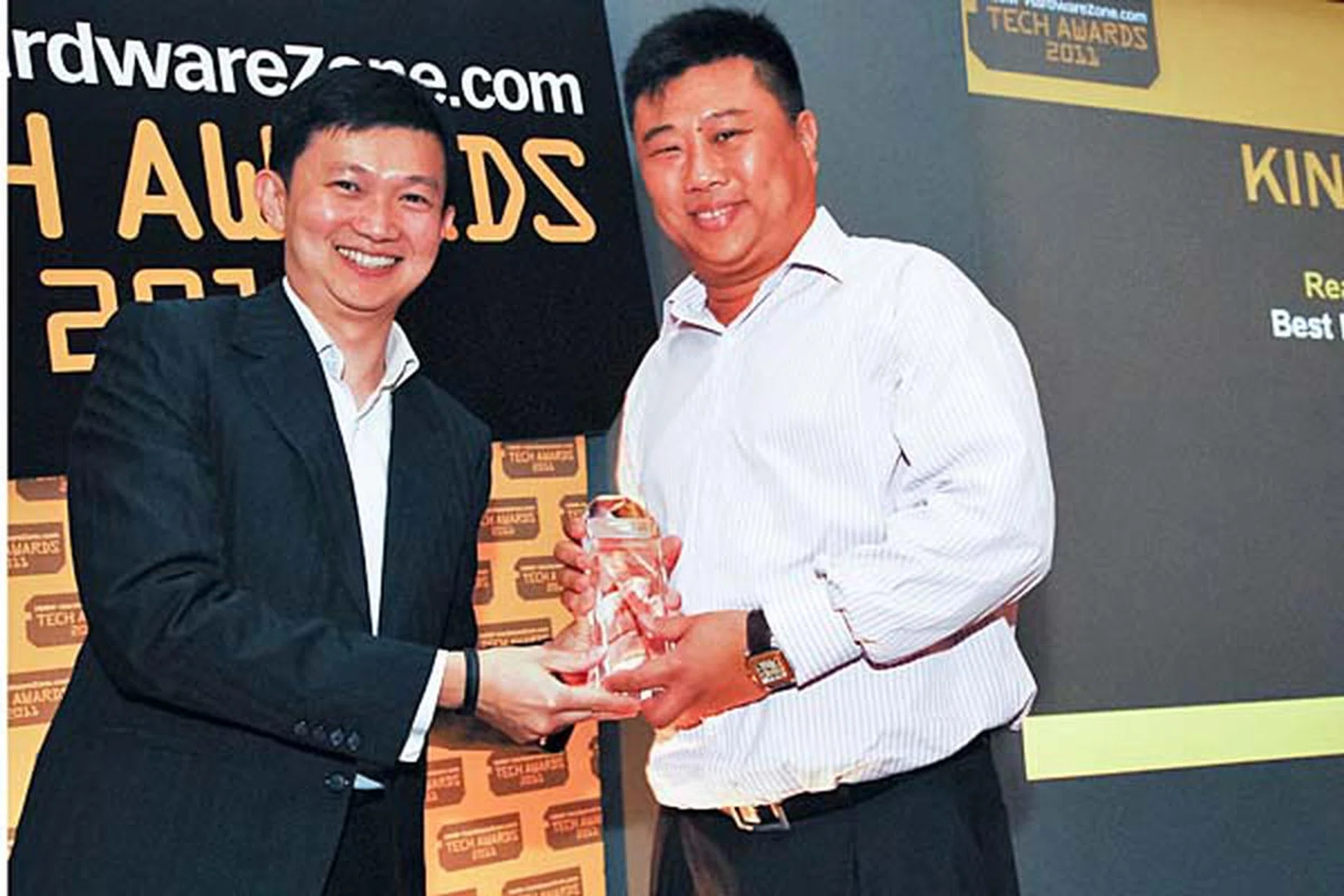Mr. Kelvin Khong, Managing Director, Convergent Systems, accepting on behalf of Kingston the Reader's Choice award for Best PC Memory Brand.