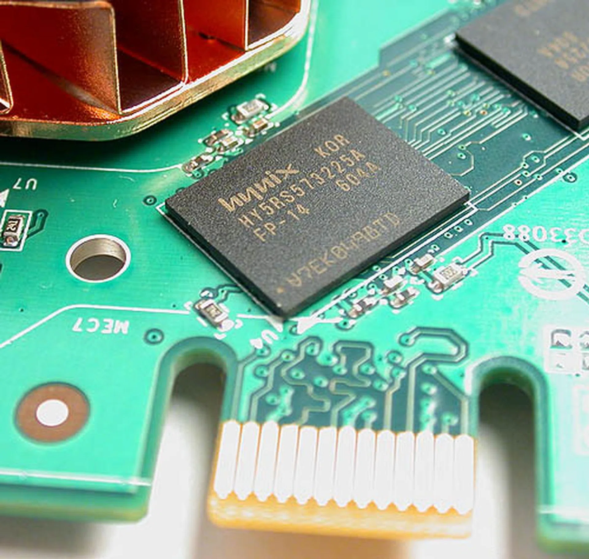 Hynix DDR3 memory rated at 1.4ns. The SLI 'gold fingers' can be seen at the bottom of the picture.