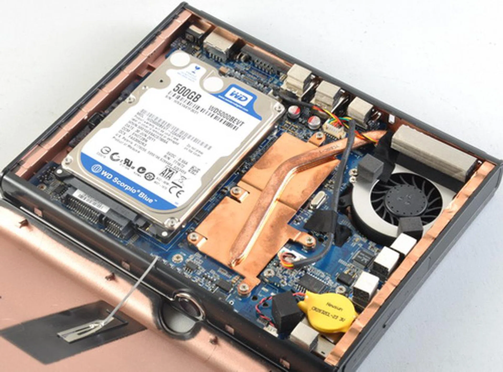 Obviously, the i51 is much smaller than a lunchbox. In this photo, we can see the Mini PC's 500GB hard drive and the heatsink that cools the board's CPU and chipset. Notice how almost every part of the system resembles those used for notebooks? That’s how the Giada system is so compact.