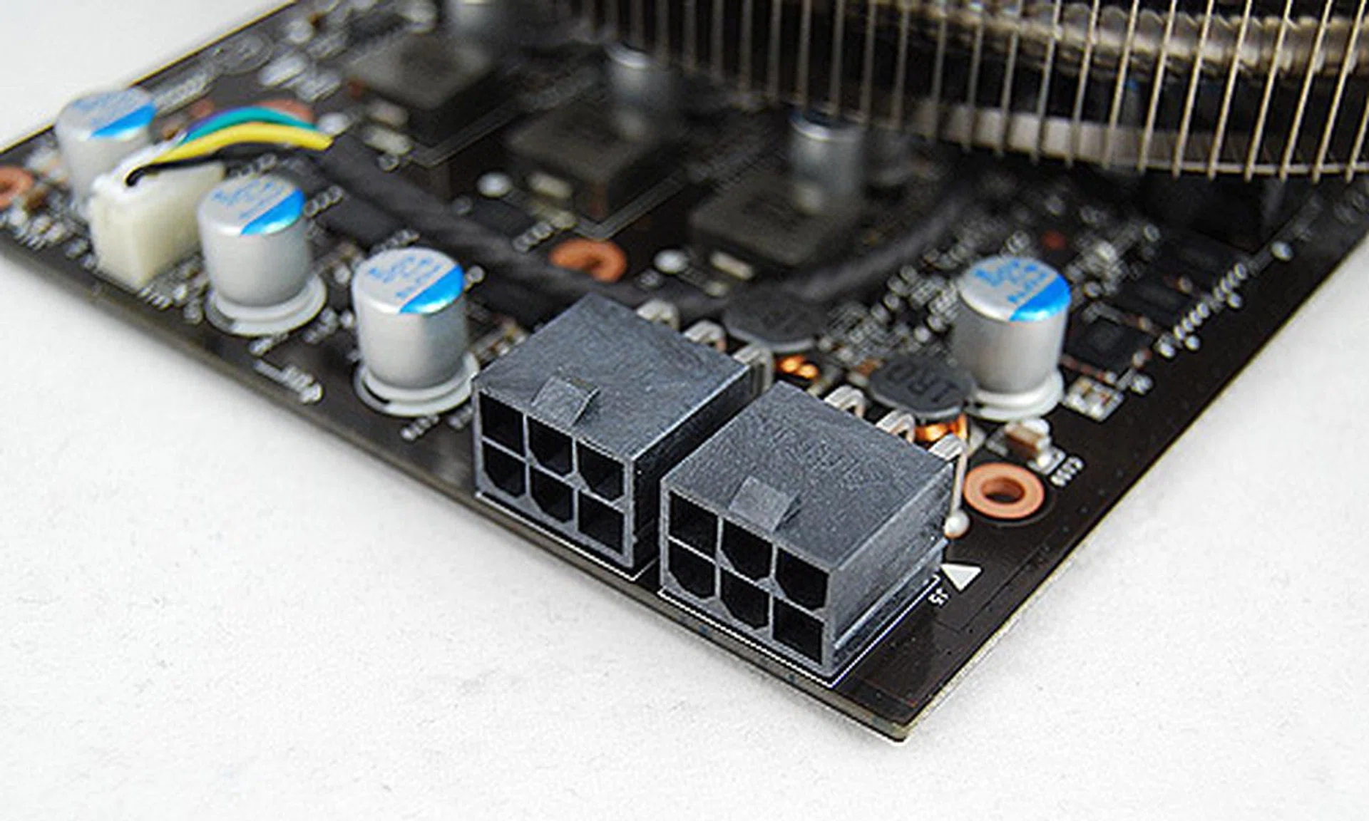 The card relies on two 6-pin PCIe power connectors for power and NVIDIA recommends a PSU rated for a minimum of 450W.
