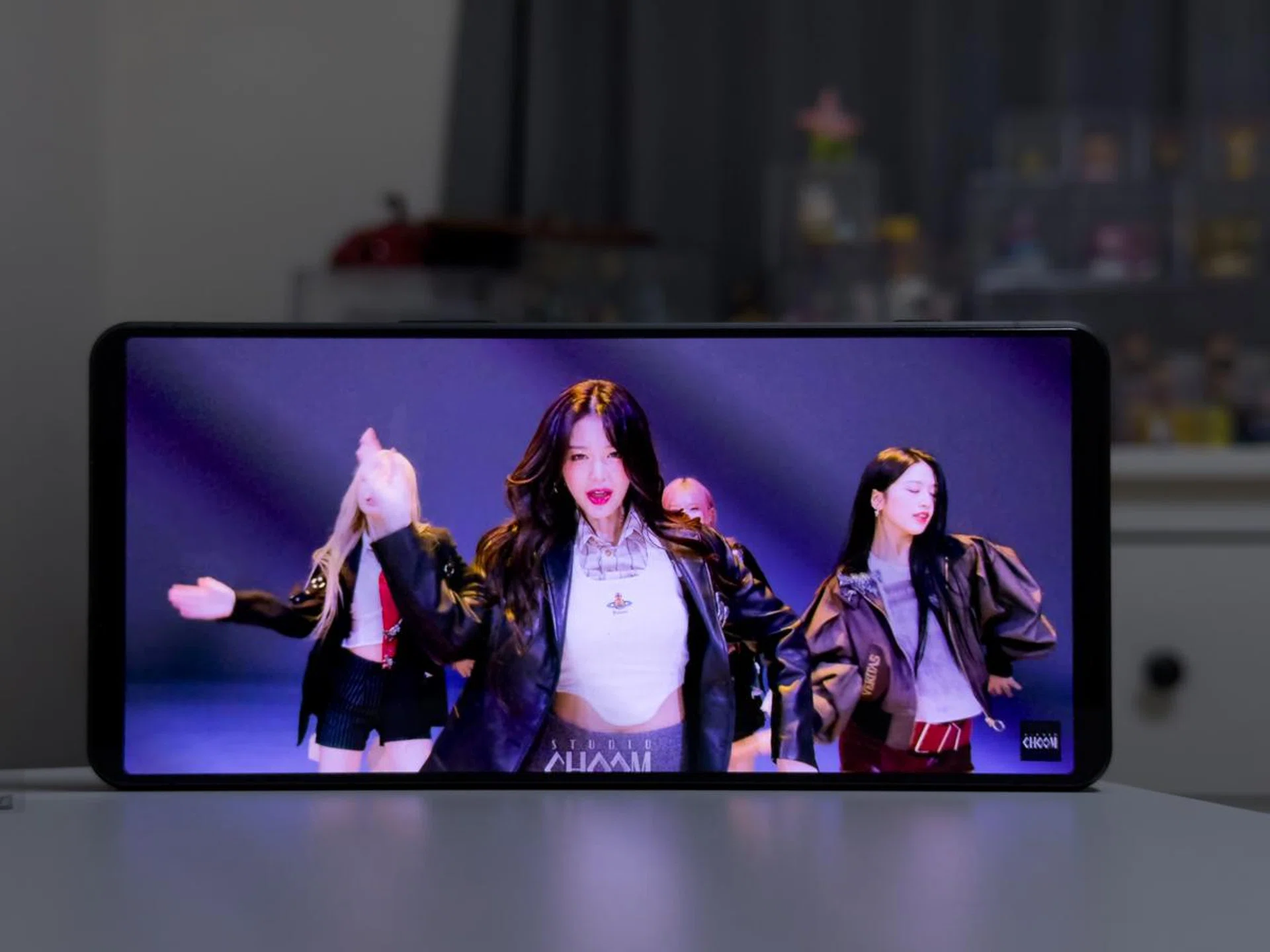 Testing the playback of music videos on YouTube. Photo: HWZ.