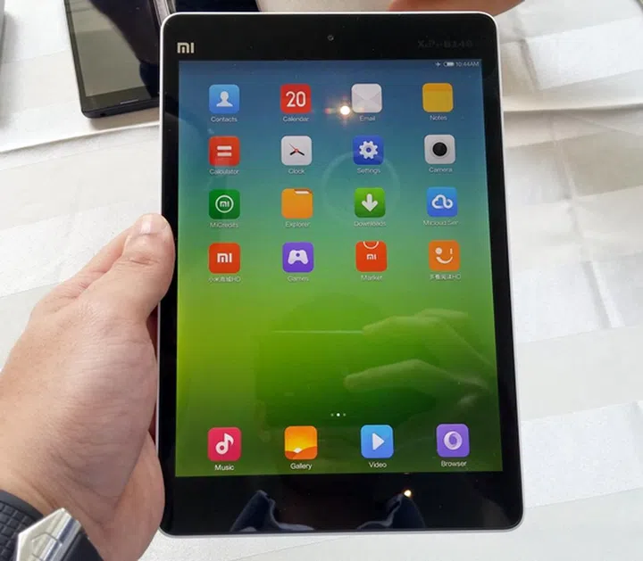 The Xiaomi Mi Pad looks like a plastic clone of the Apple iPad Mini with Retina Display.