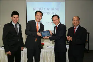 Samsung Asia Managing Director Harry Lee presenting the GALAXY Note 10.1 LTE to NYP Principal and CEO Chan Lee Mun. (Image source: Samsung)