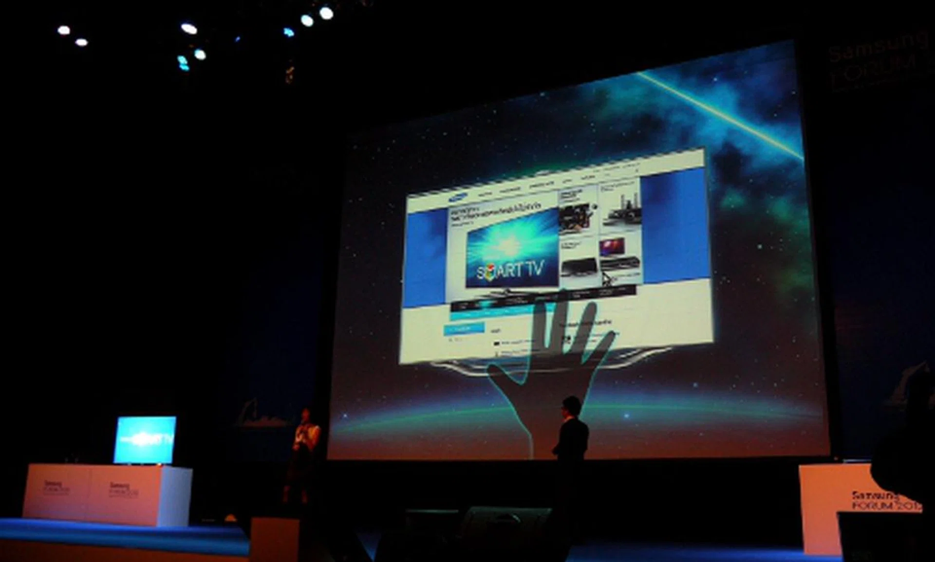 Miss Adele Tan, Samsung's Regional Manager of Audio Visual, and Mr Ariel Arias, Head of Audio Visual, Samsung Philippines, gave us a brief overview of the gesture-controlled features which will be integrated with Samsung's premium 2012 HDTVs.