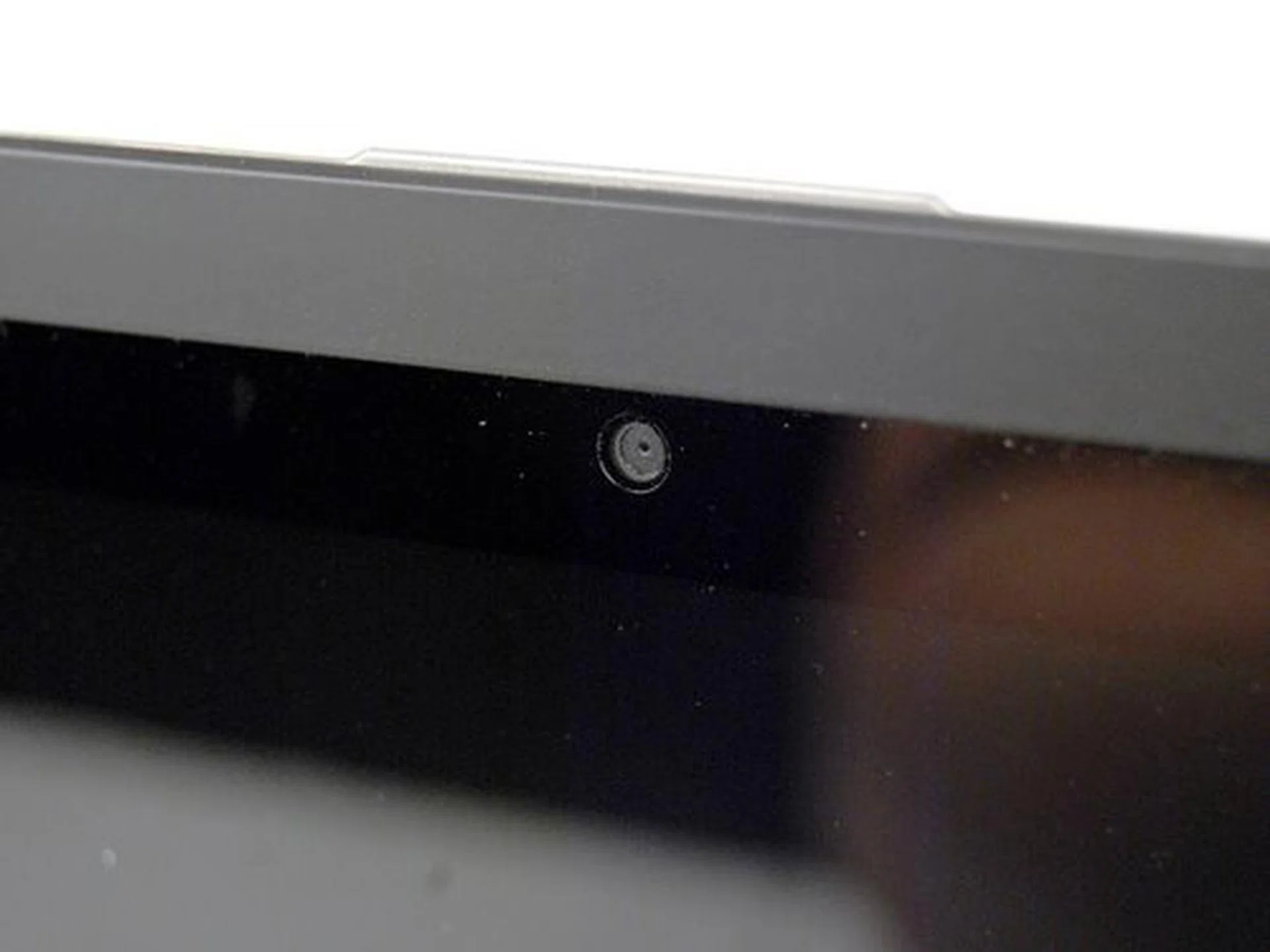 The glossy screen doesn't really affect how you use the machine, but we find that if the screen resolution were a tad higher, we'd recommend the Folio 13 even more. 