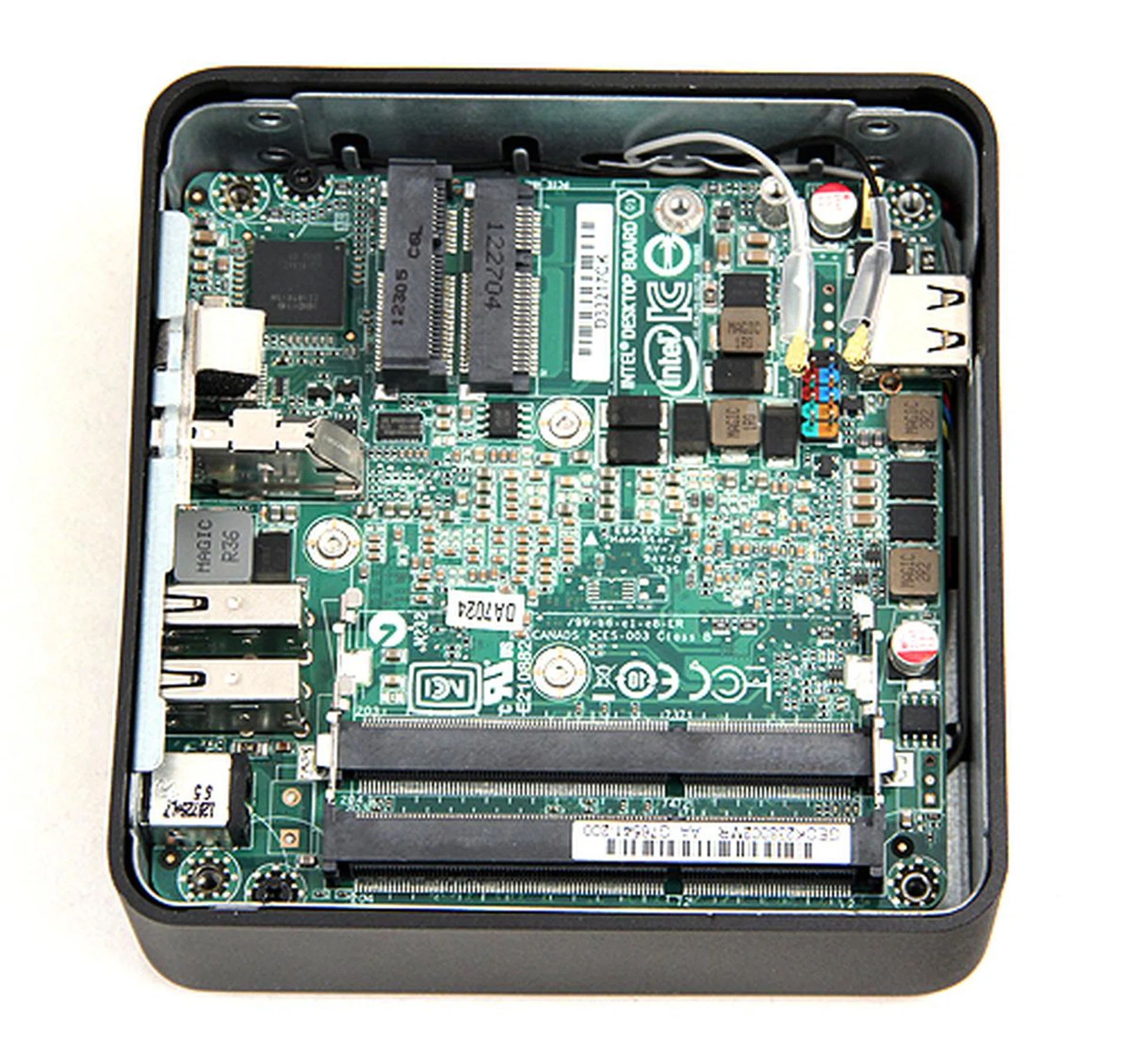 After undoing the bottom panel, we are presented with the motherboard. To the top are the mSATA slot and Mini-PCIe slot for the wireless card. At the bottom of the picture are the two SO-DIMM memory slots.