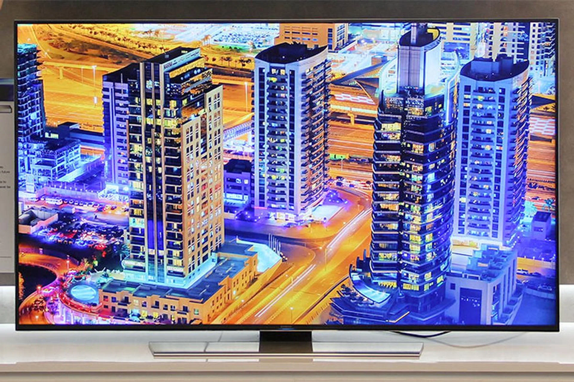 The U8500 is also a UHD TV, just that it isn't curved.