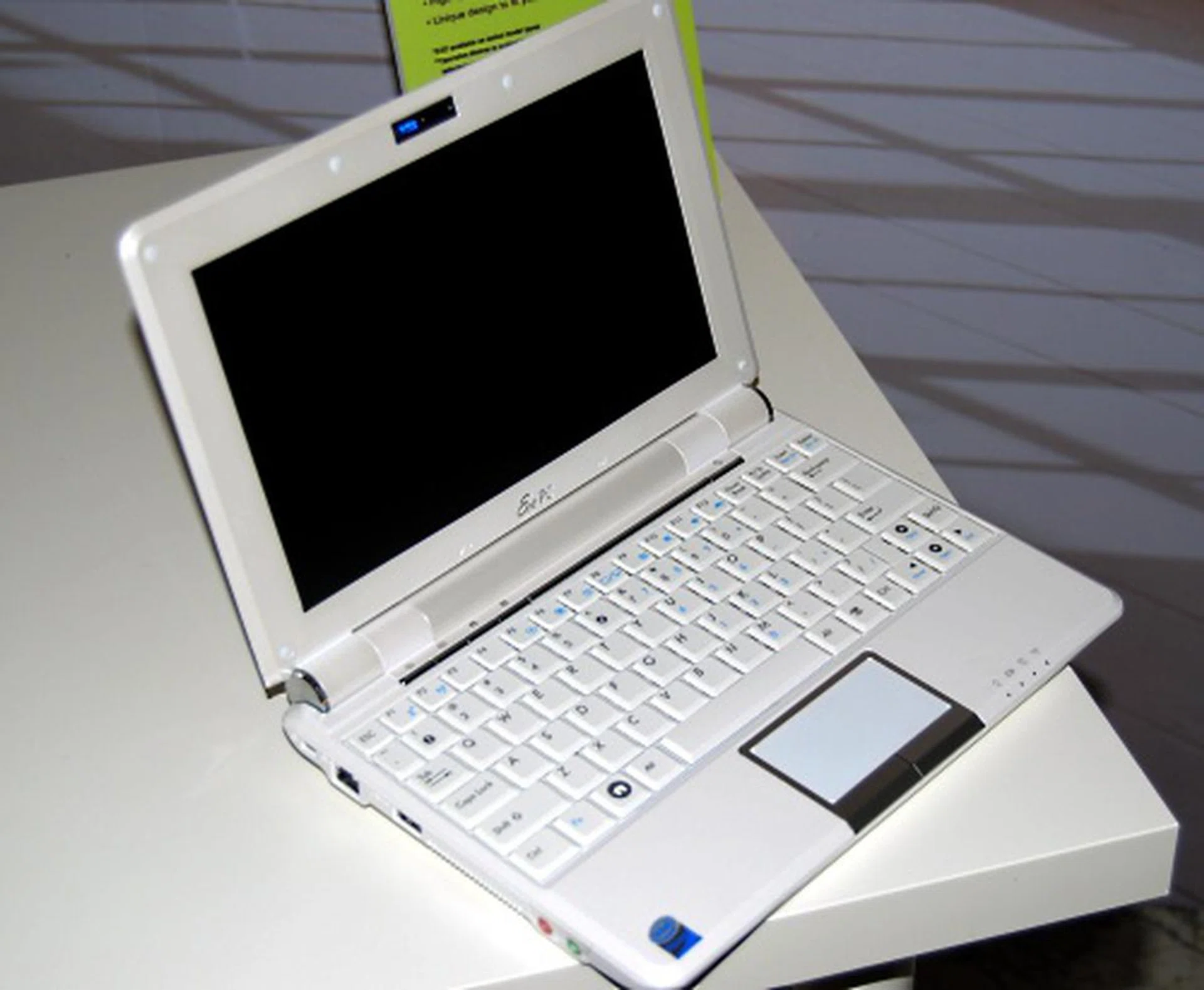  The slightly larger Eee PC 1000 sports a 10.2-inch screen, and a 40GB SSD. Looking the same as its smaller cousins, the Eee PC 1000 is much heaver though, weighing in at 1.33kg.  