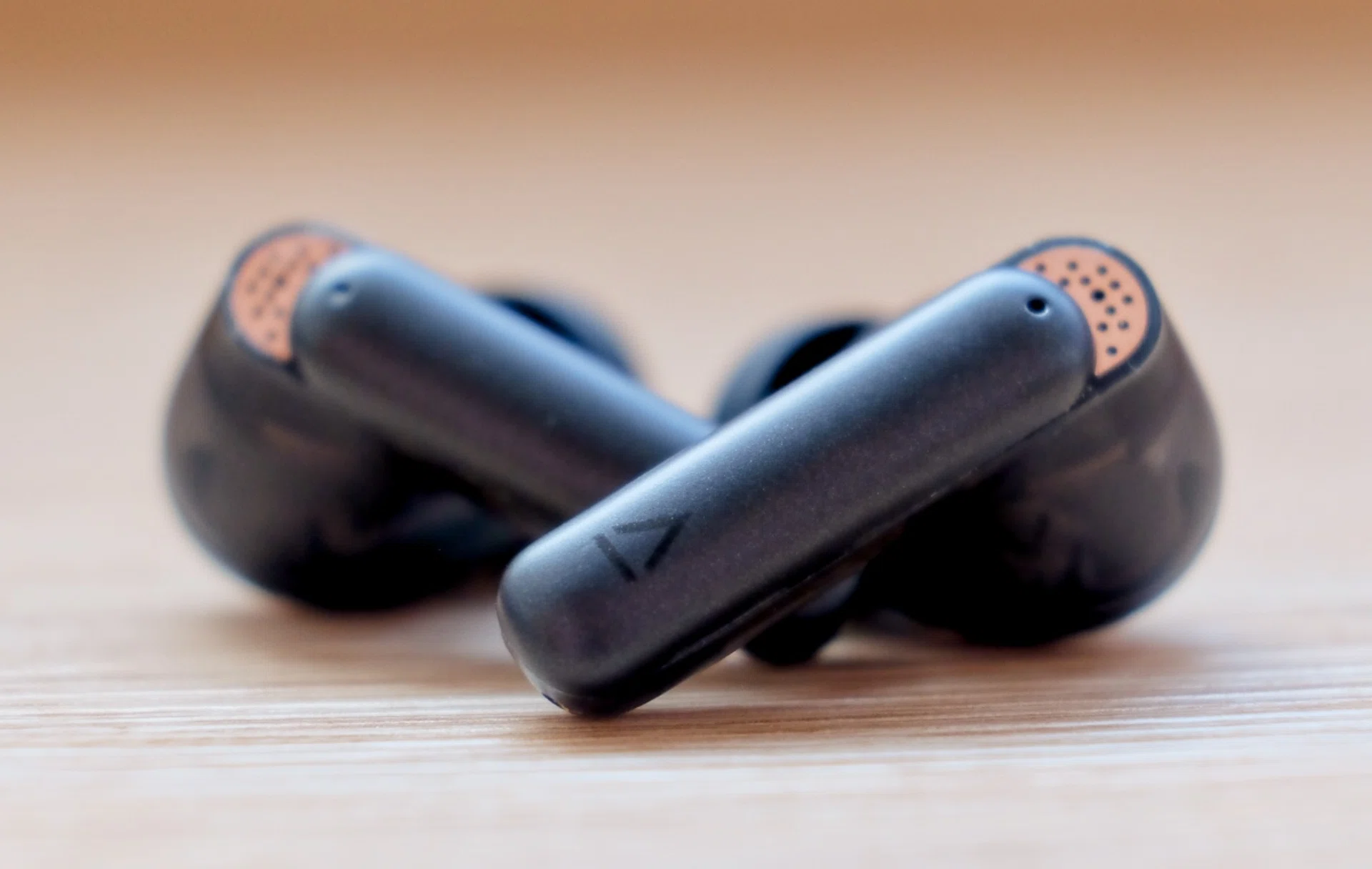 The Aurvana Ace 2 has a dual-driver configuration that consists of a traditional dynamic driver and a xMEMs tweeter.