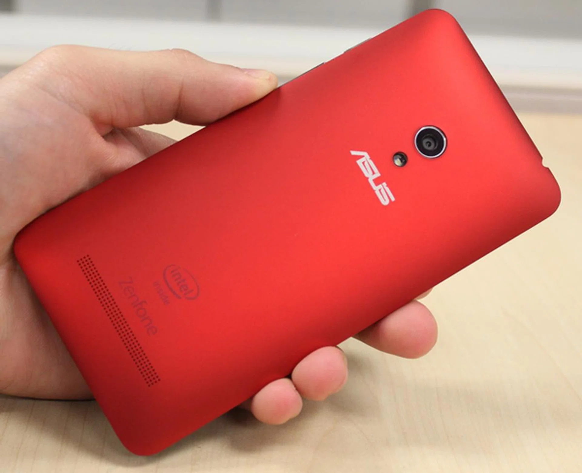 ASUS really does a fantastic job with the rear of the ZenFone 5: it looks stunning (especially the red one) and it's comfortable to hold.