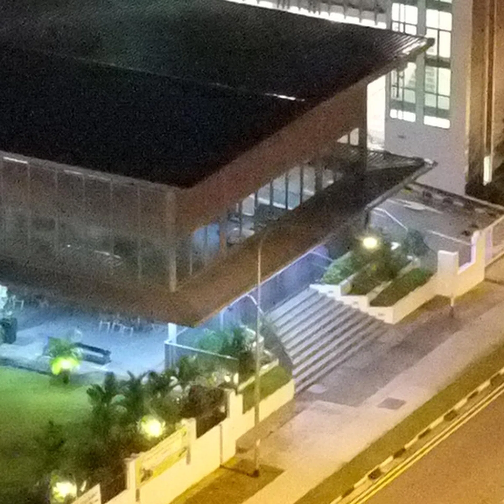 ISO12800, 100% crop. Click for full-resolution image.