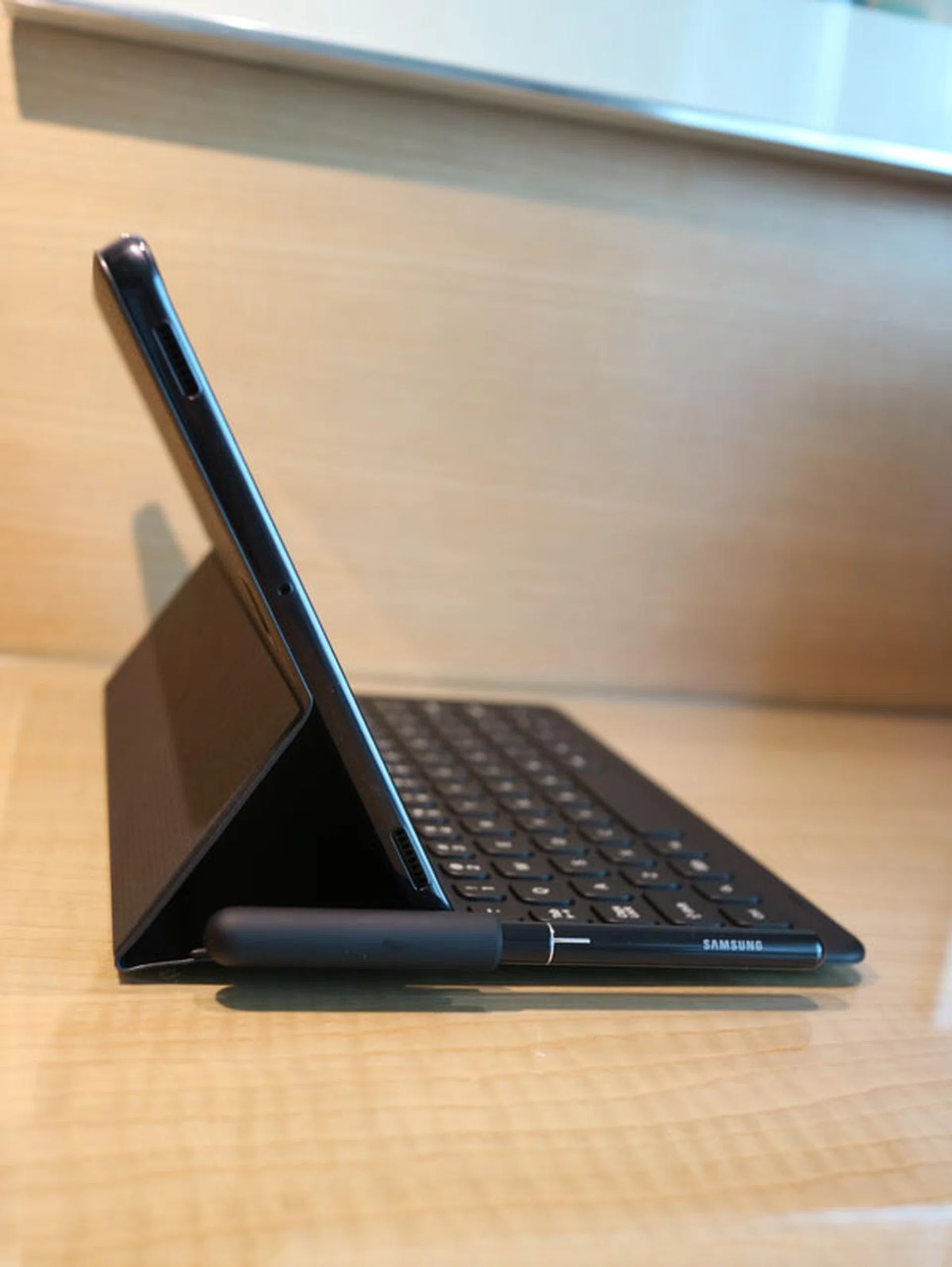 Side profile. Note that it does not have a touchpad.