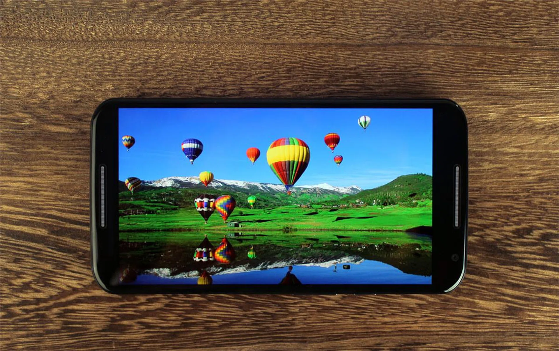 The 5.2-inch Full HD AMOLED display is stunning, with deep contrast, and rich colors.