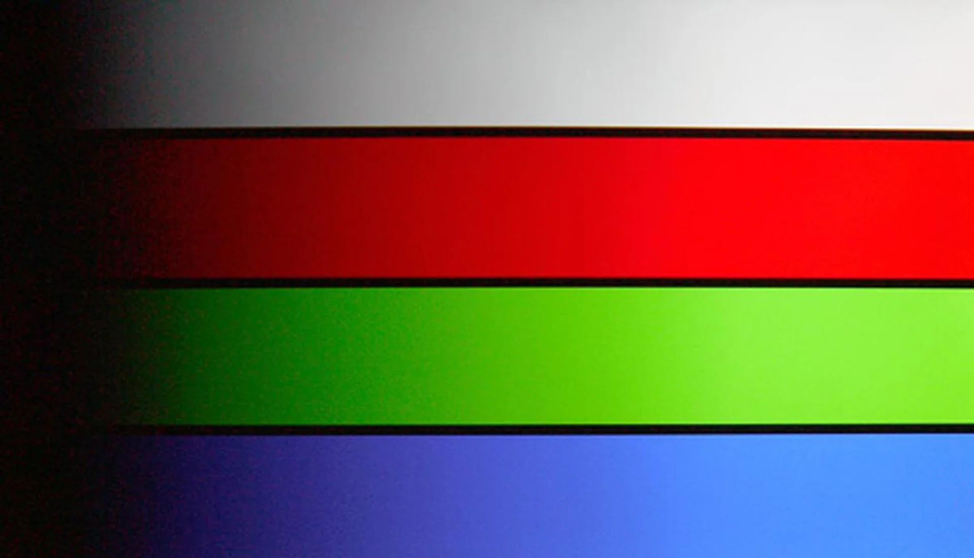 DisplayMate's 256-Intensity Level Color Ramp Test: Clean whites, solid colors and linear gradients show what this BRAVIA is capable of. Although color compression is almost unavoidable on LCD panels, the EX520 emerged almost unscathed.