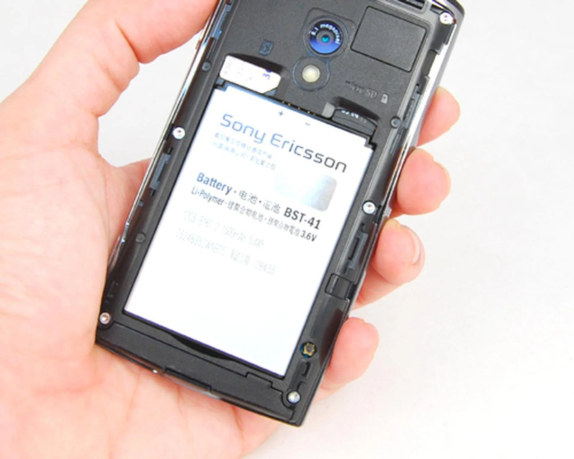 And behind, a 1500mAh battery, with slots for your microSD and SIM card.