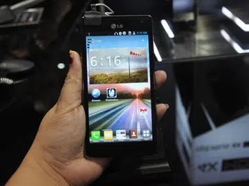 The 4.7-inch Full HD IPS screen is extremely clear with good color reproduction and brightness. LG's customized UI (some might recognize elements of it) showcases itself in the dock. 