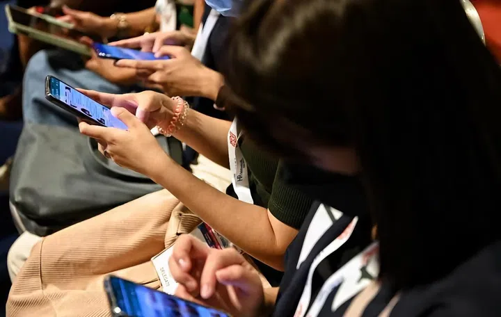 Once the network is shut down, those still on 3G devices will no longer receive voice, messaging and data services. Photo: ST PHOTO – KUA CHEE SIONG