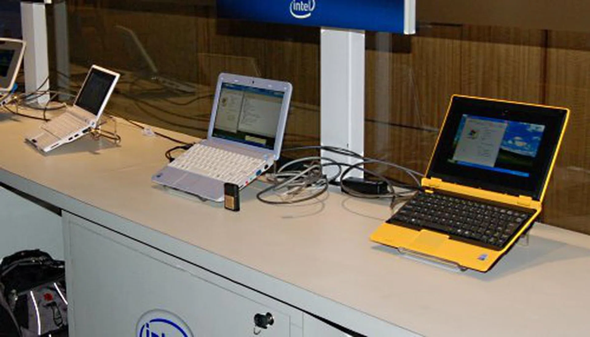 Just a perspective shot on how small these are. Note the ASUS EEe PC at the far left.