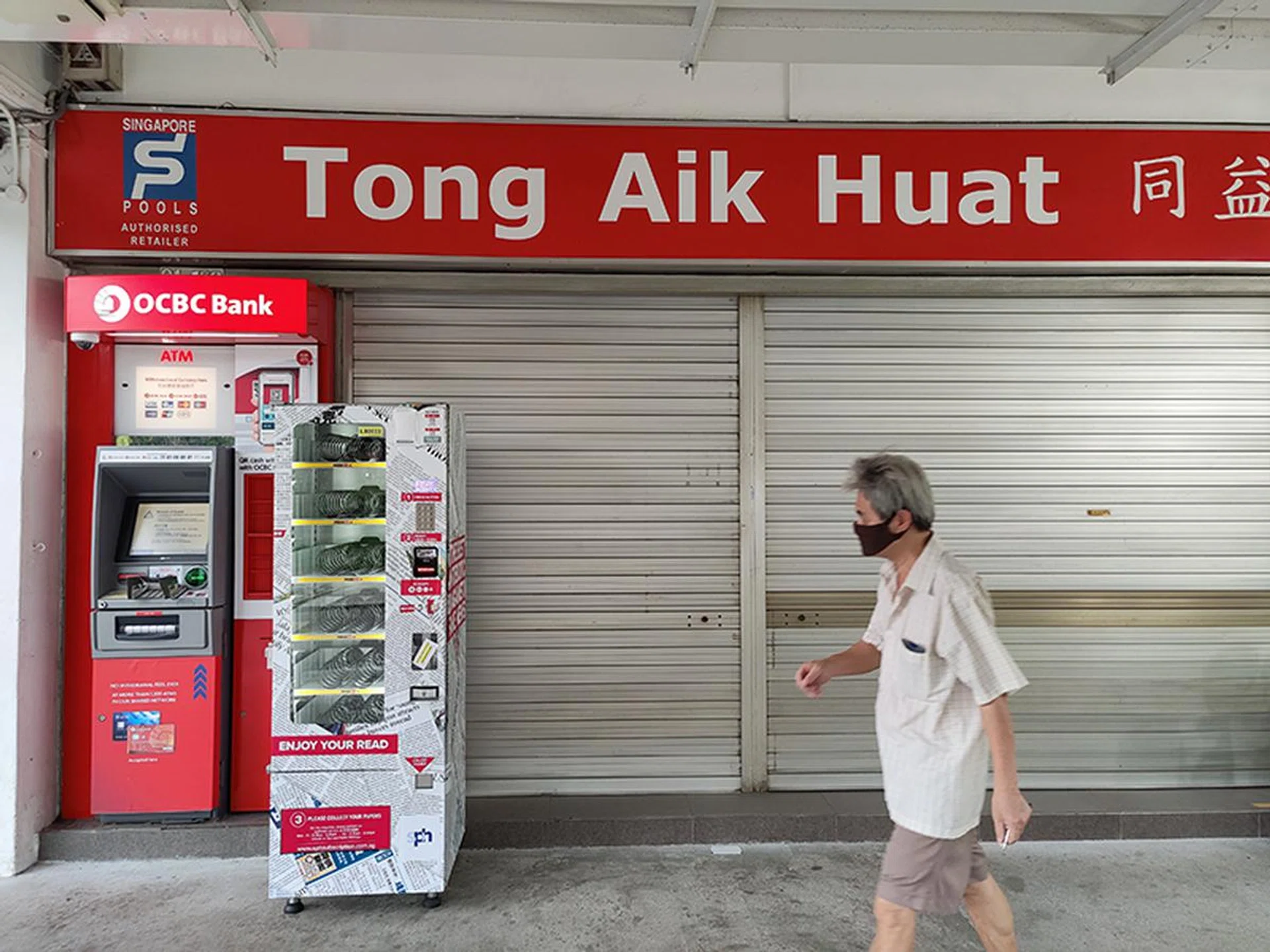 While the ATM and the lottery shop's signboard are red, the distinction here comes from the ATM's backlit plastic (the signboard above isn't lit). The man in the picture is a passer-by, which also indicates how quickly the Find X2 Pro can process and autofocus on subjects moving into the frame.