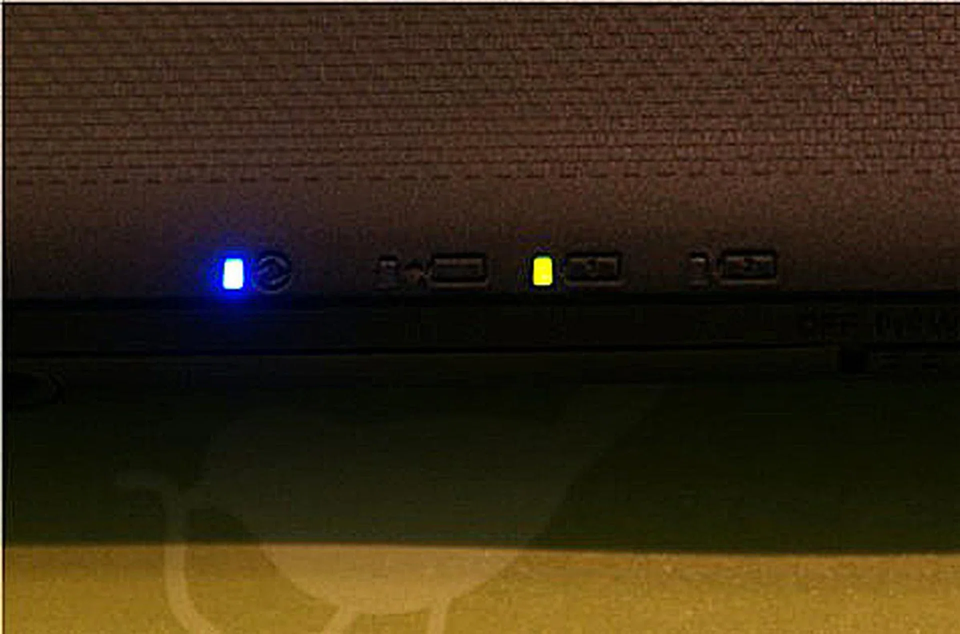 The green light denotes that the remaining battery life is around 50 percent helping you decide when it is time to plug your notebook in to charge it.