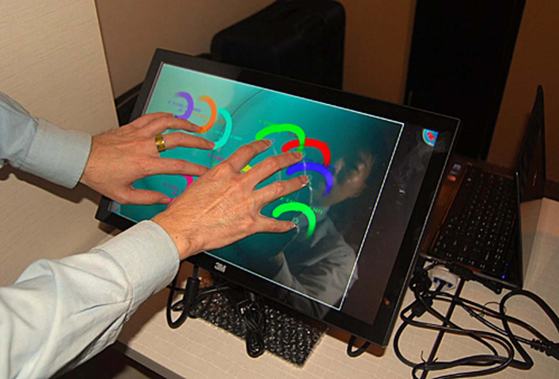 The 18.5-inch version of the Multi-Touch Display has the same specifications as the larger model, but offers a lower resolution.