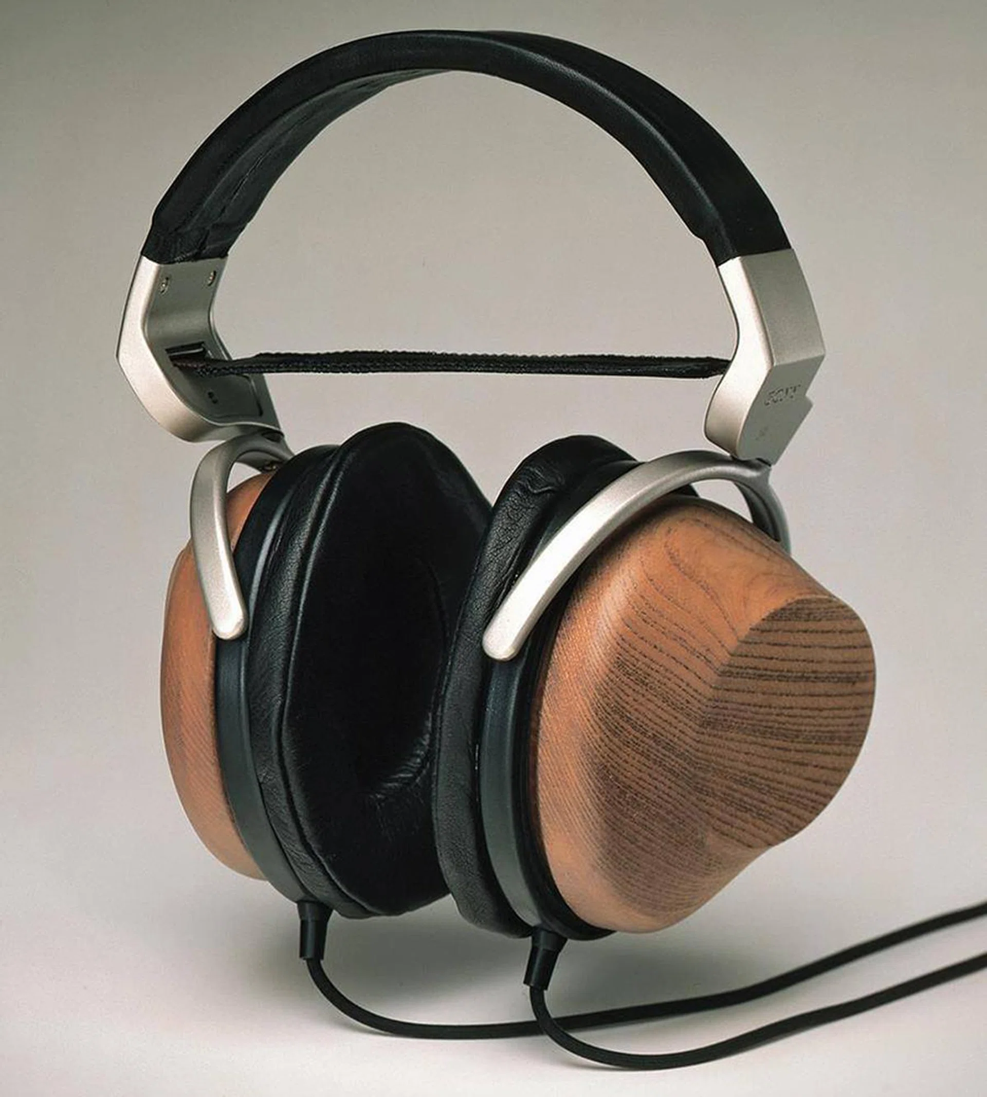 This is the Sony MDR-R10. See how the new MDR-Z1R has the same uniquely shaped ear cups.