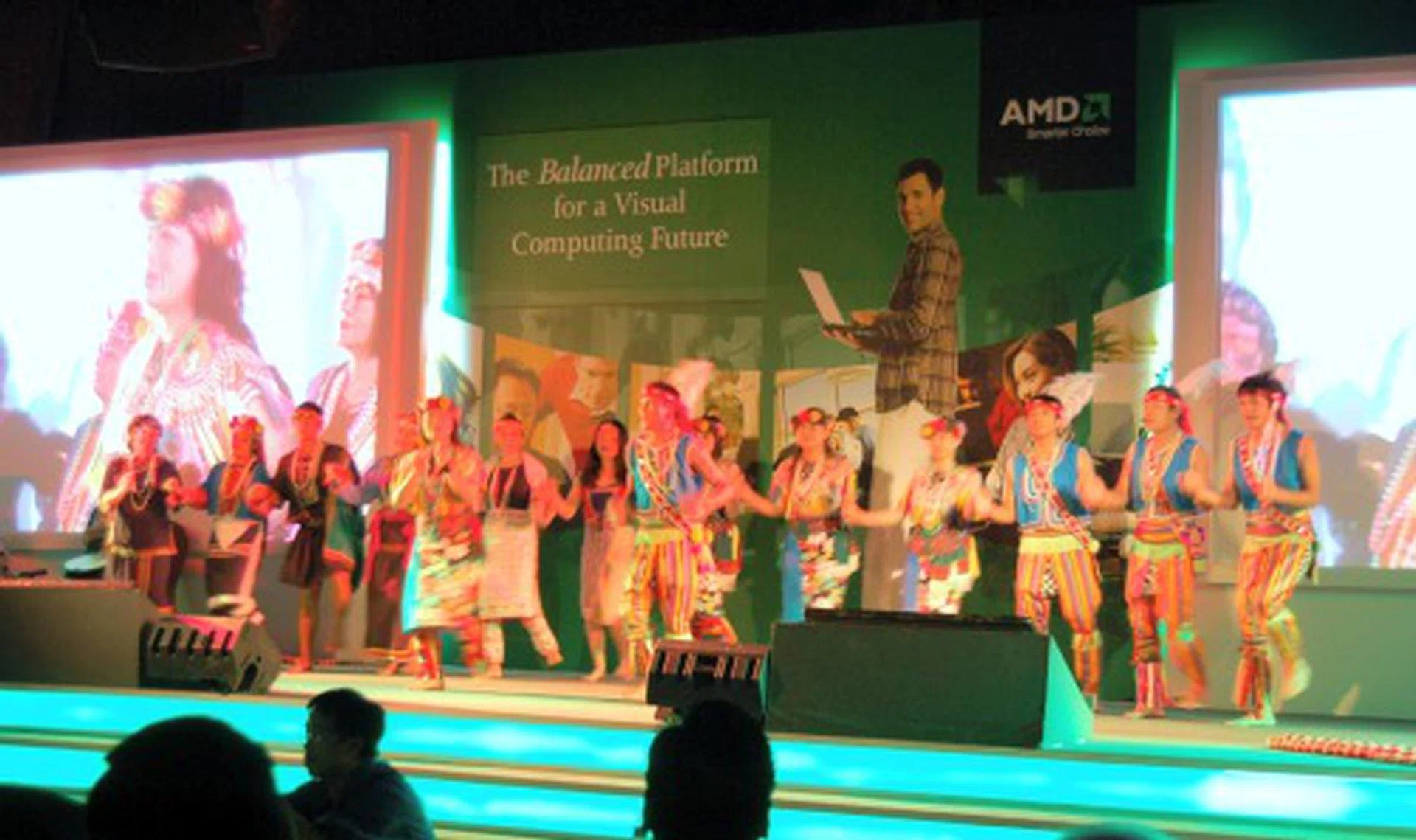 But just before the big curtain was unveiled, they spiced the launch up with a traditional Taiwanese dance.