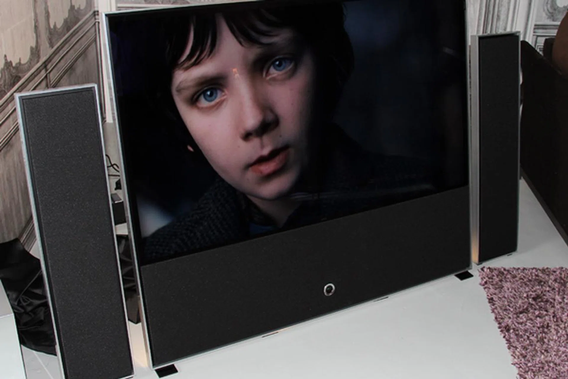 The new Reference TV, also called the "masterpiece", is the new flagship TV from Loewe. Do note that the flanking standing speakers are not part of the TV package and are sold separately.