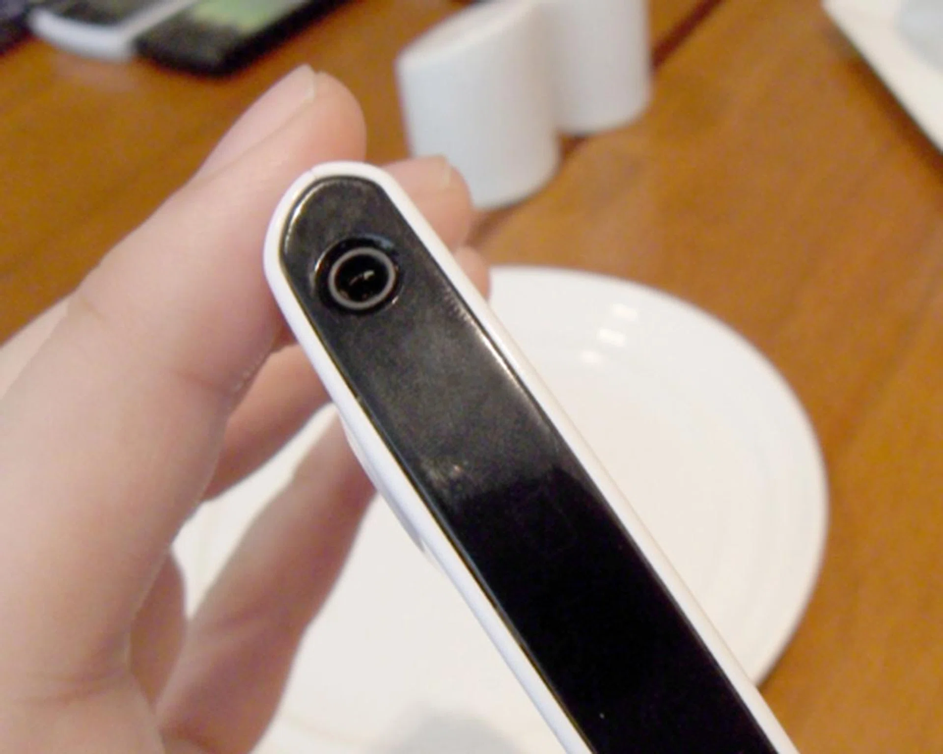 A 3.5mm audio port on the crown of the device. Nowadays, we are no longer in awe of its inclusion, and regard it as one of the more essential input ports on smartphones.